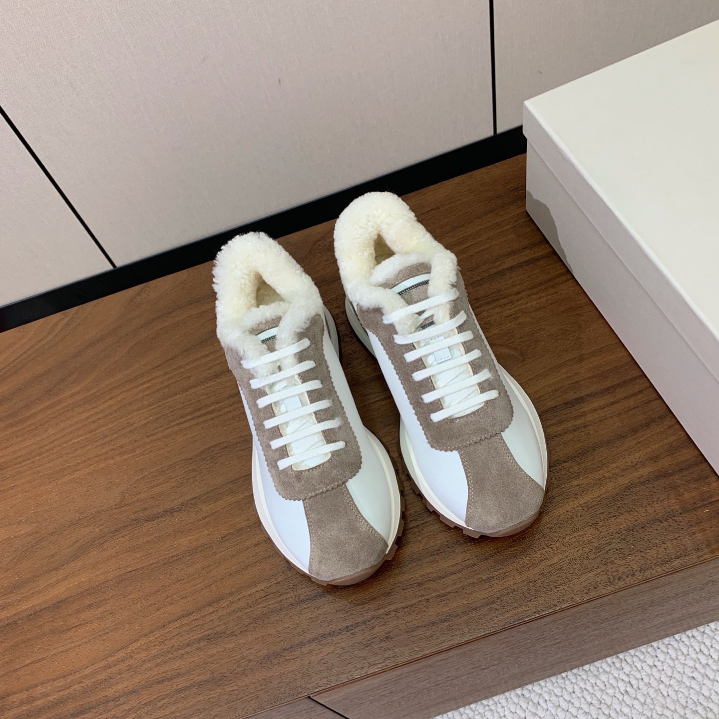 【Brunell* Cucinell*】羊毛里休闲运动鞋。鞋面采用进口牛绒，羊毛内里，原版开模大底！上脚超舒适。 码数：
