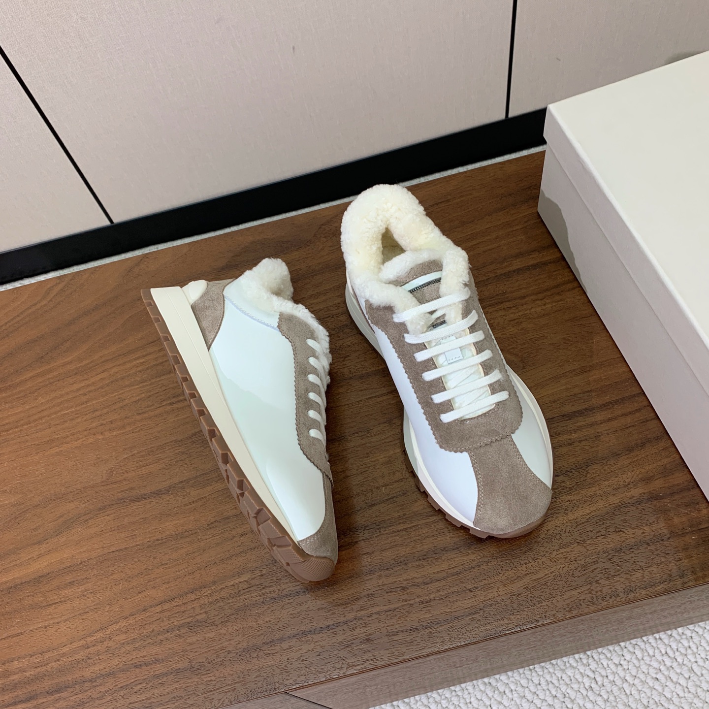 【Brunell* Cucinell*】羊毛里休闲运动鞋。鞋面采用进口牛绒，羊毛内里，原版开模大底！上脚超舒适。 码数：