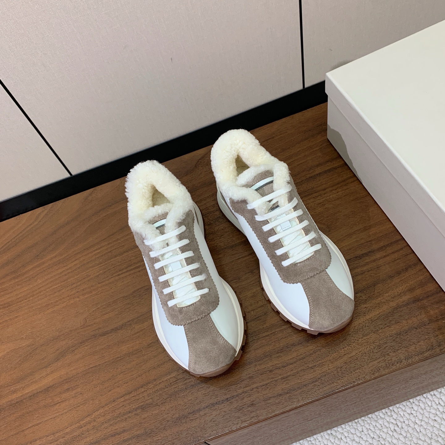 【Brunell* Cucinell*】羊毛里休闲运动鞋。鞋面采用进口牛绒，羊毛内里，原版开模大底！上脚超舒适。 码数：