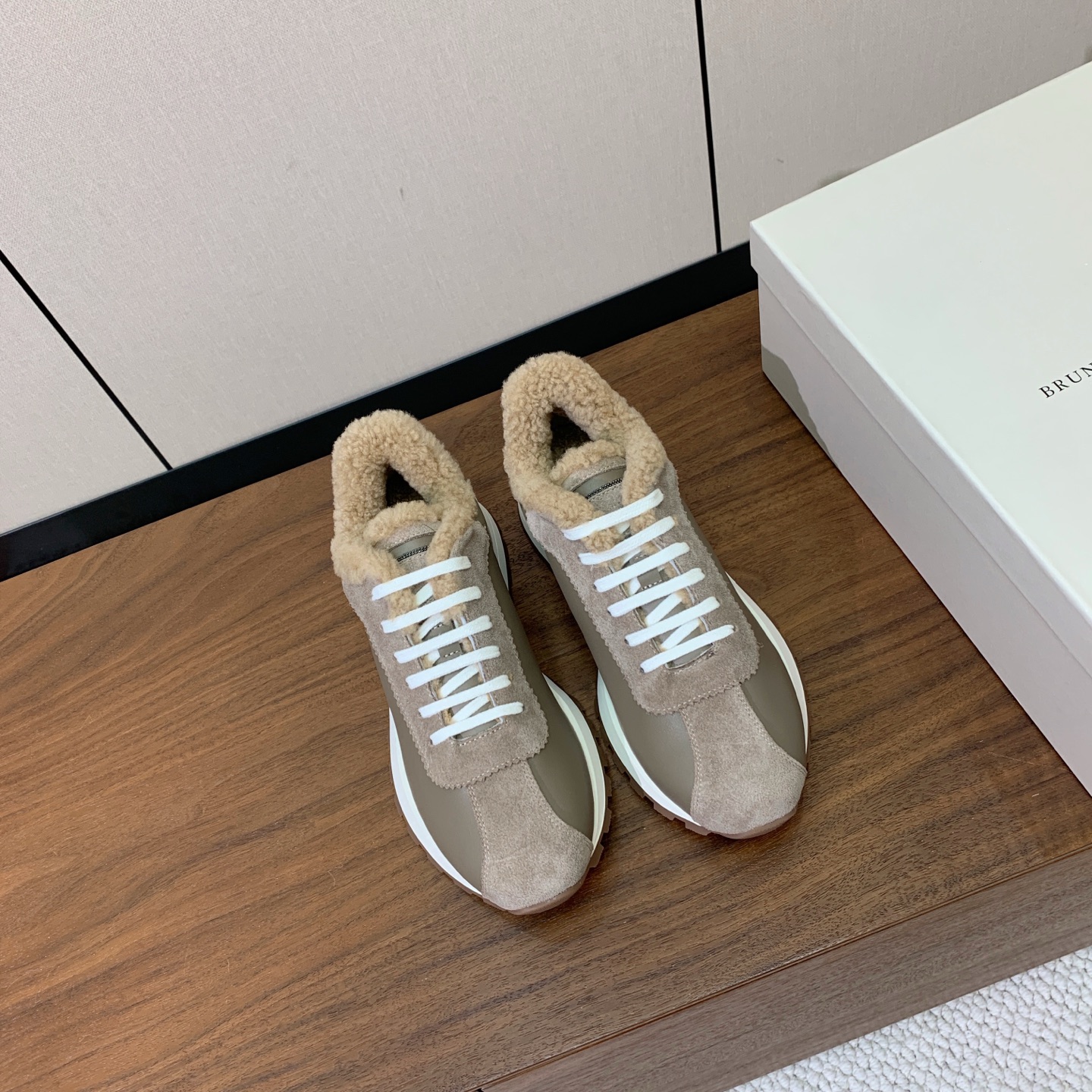 【Brunell* Cucinell*】羊毛里休闲运动鞋。鞋面采用进口牛绒，羊毛内里，原版开模大底！上脚超舒适。 码数：