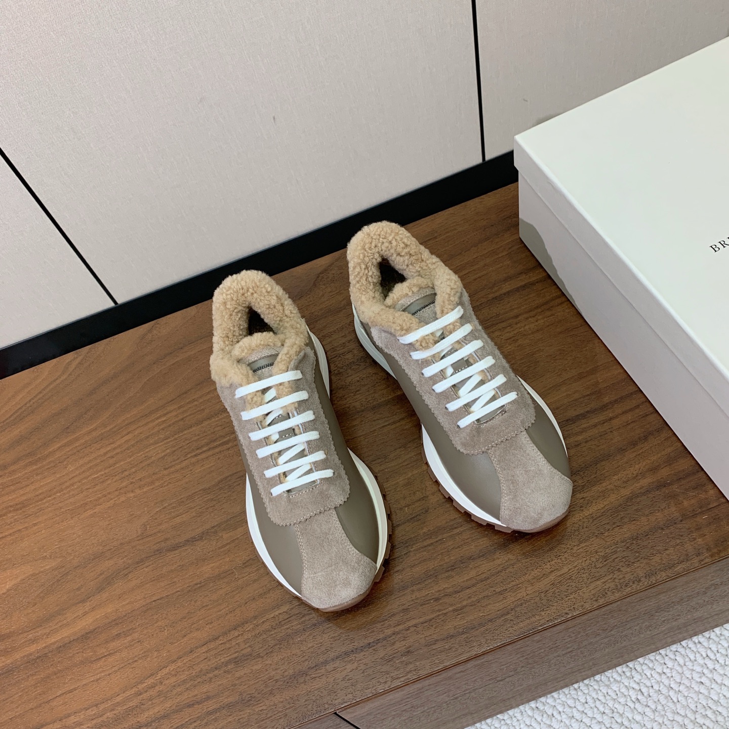 【Brunell* Cucinell*】羊毛里休闲运动鞋。鞋面采用进口牛绒，羊毛内里，原版开模大底！上脚超舒适。 码数：
