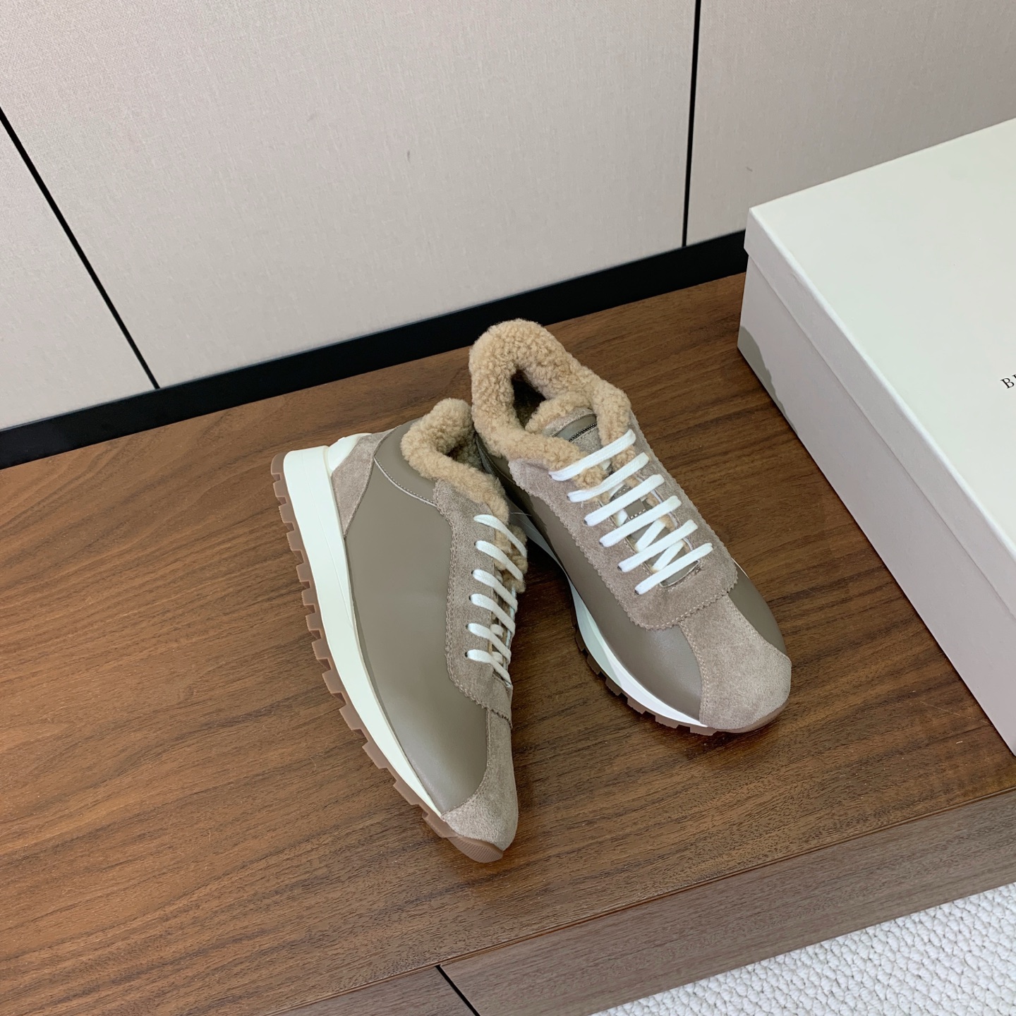 【Brunell* Cucinell*】羊毛里休闲运动鞋。鞋面采用进口牛绒，羊毛内里，原版开模大底！上脚超舒适。 码数：