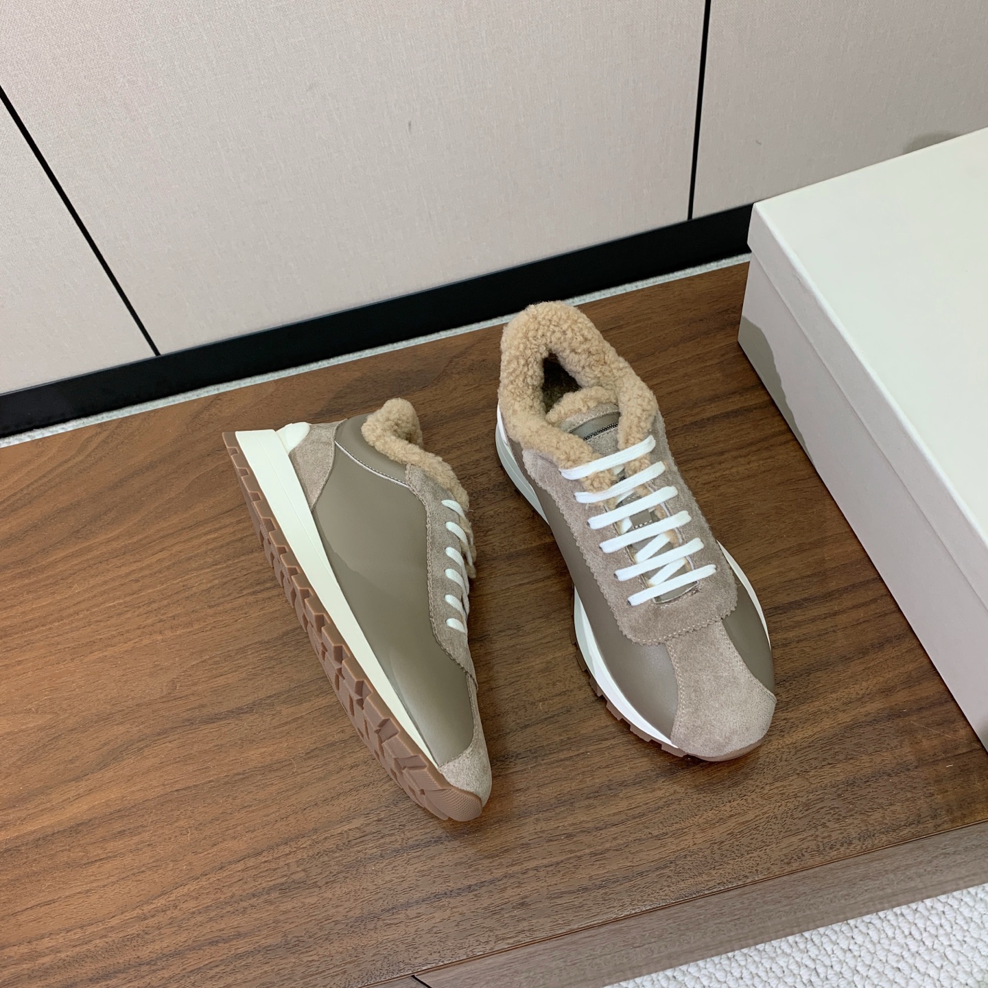 【Brunell* Cucinell*】羊毛里休闲运动鞋。鞋面采用进口牛绒，羊毛内里，原版开模大底！上脚超舒适。 码数：