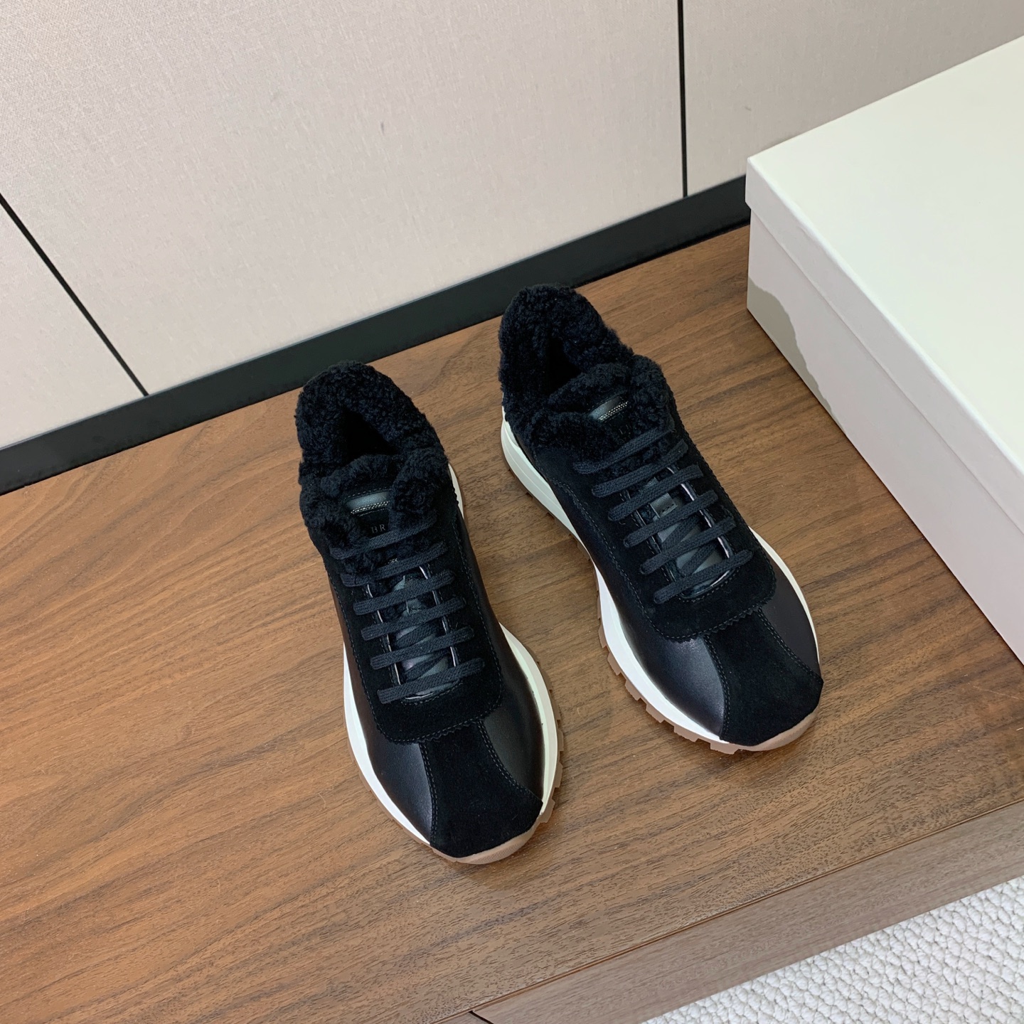 【Brunell* Cucinell*】羊毛里休闲运动鞋。鞋面采用进口牛绒，羊毛内里，原版开模大底！上脚超舒适。 码数：