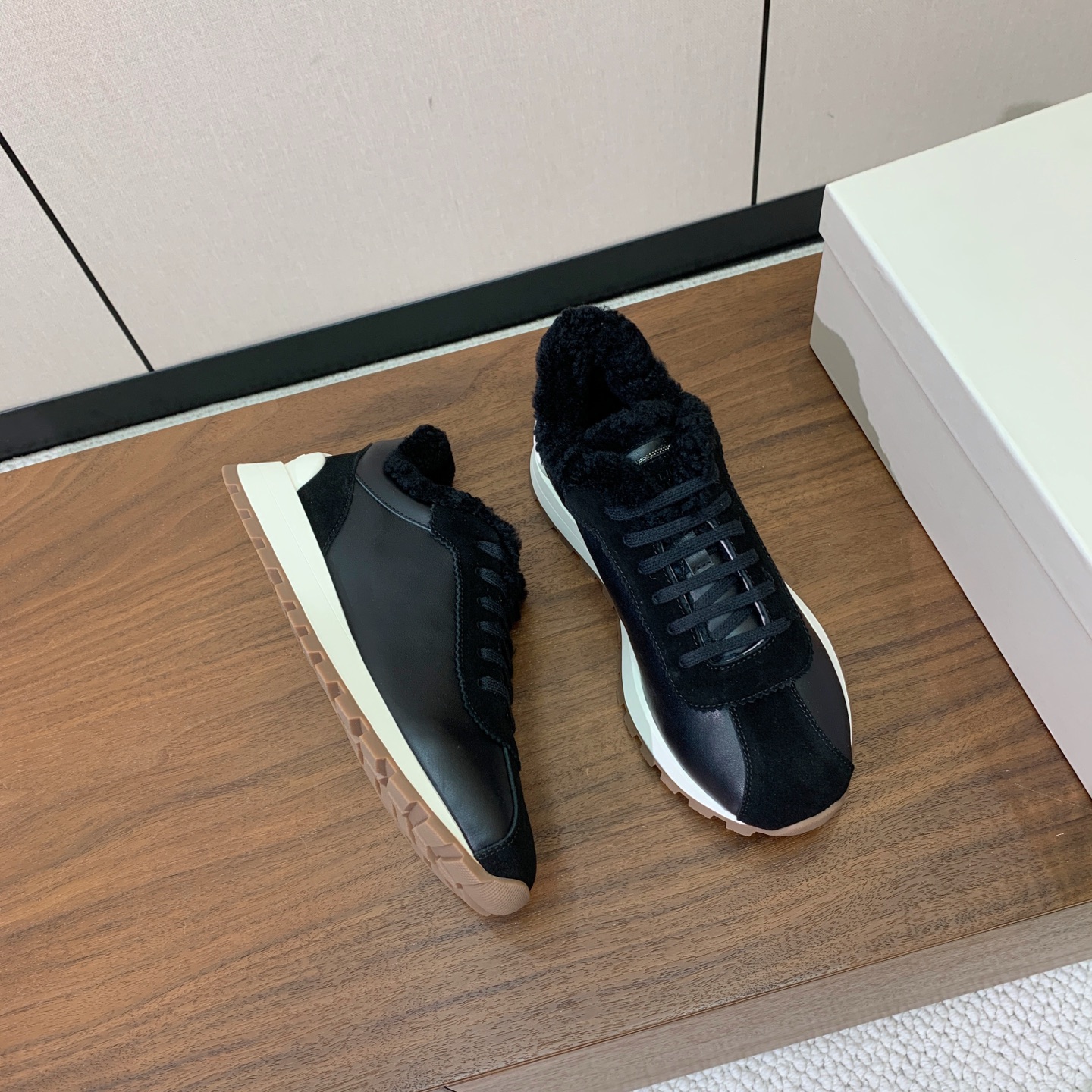 【Brunell* Cucinell*】羊毛里休闲运动鞋。鞋面采用进口牛绒，羊毛内里，原版开模大底！上脚超舒适。 码数：
