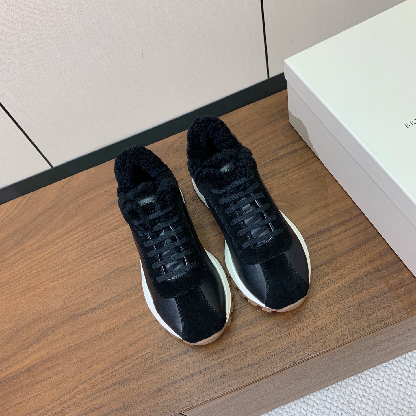 【Brunell* Cucinell*】羊毛里休闲运动鞋。鞋面采用进口牛绒，羊毛内里，原版开模大底！上脚超舒适。 码数：