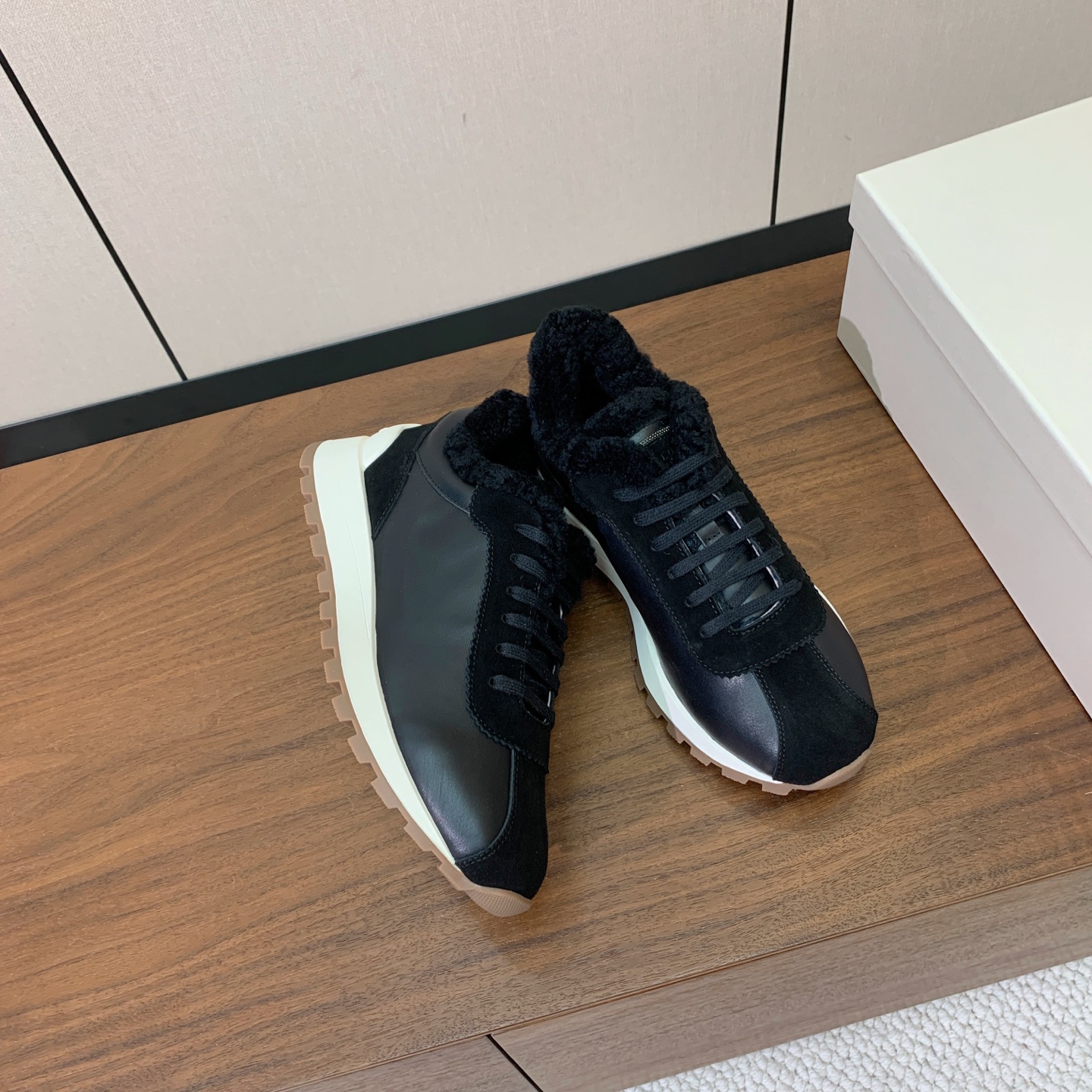 【Brunell* Cucinell*】羊毛里休闲运动鞋。鞋面采用进口牛绒，羊毛内里，原版开模大底！上脚超舒适。 码数：