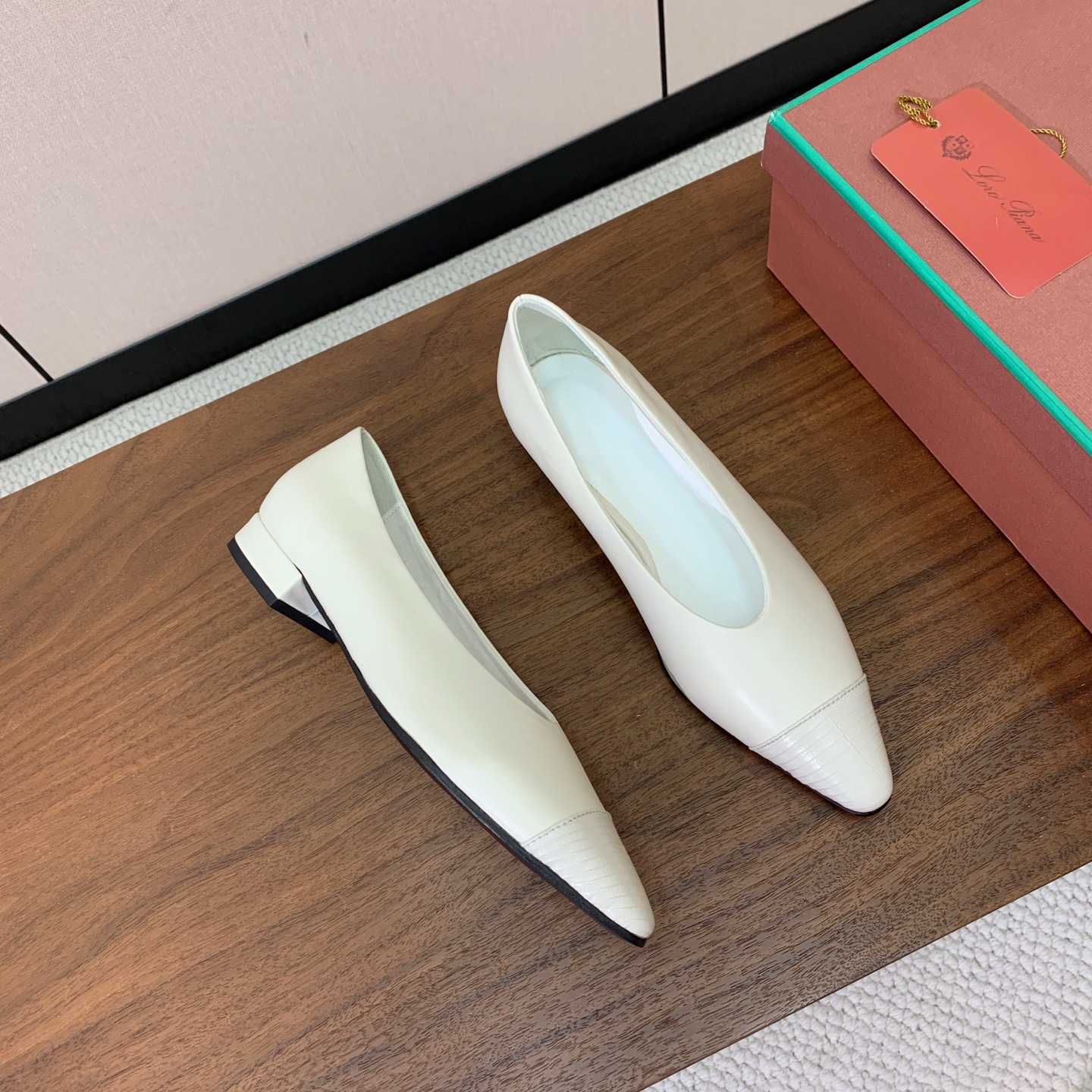 【Loro Piana】拼色单鞋。极简主义风格。属于非常耐看的款式！高级百搭之王。鞋面牛皮。进口真皮大底。 码数：35-