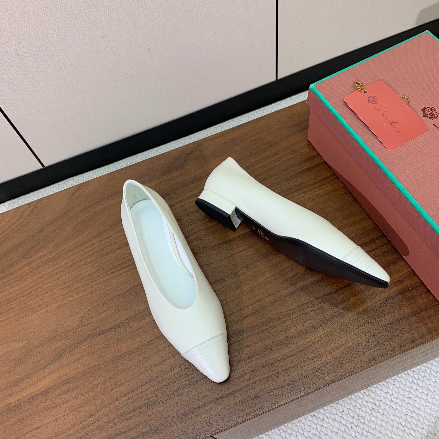 【Loro Piana】拼色单鞋。极简主义风格。属于非常耐看的款式！高级百搭之王。鞋面牛皮。进口真皮大底。 码数：35-