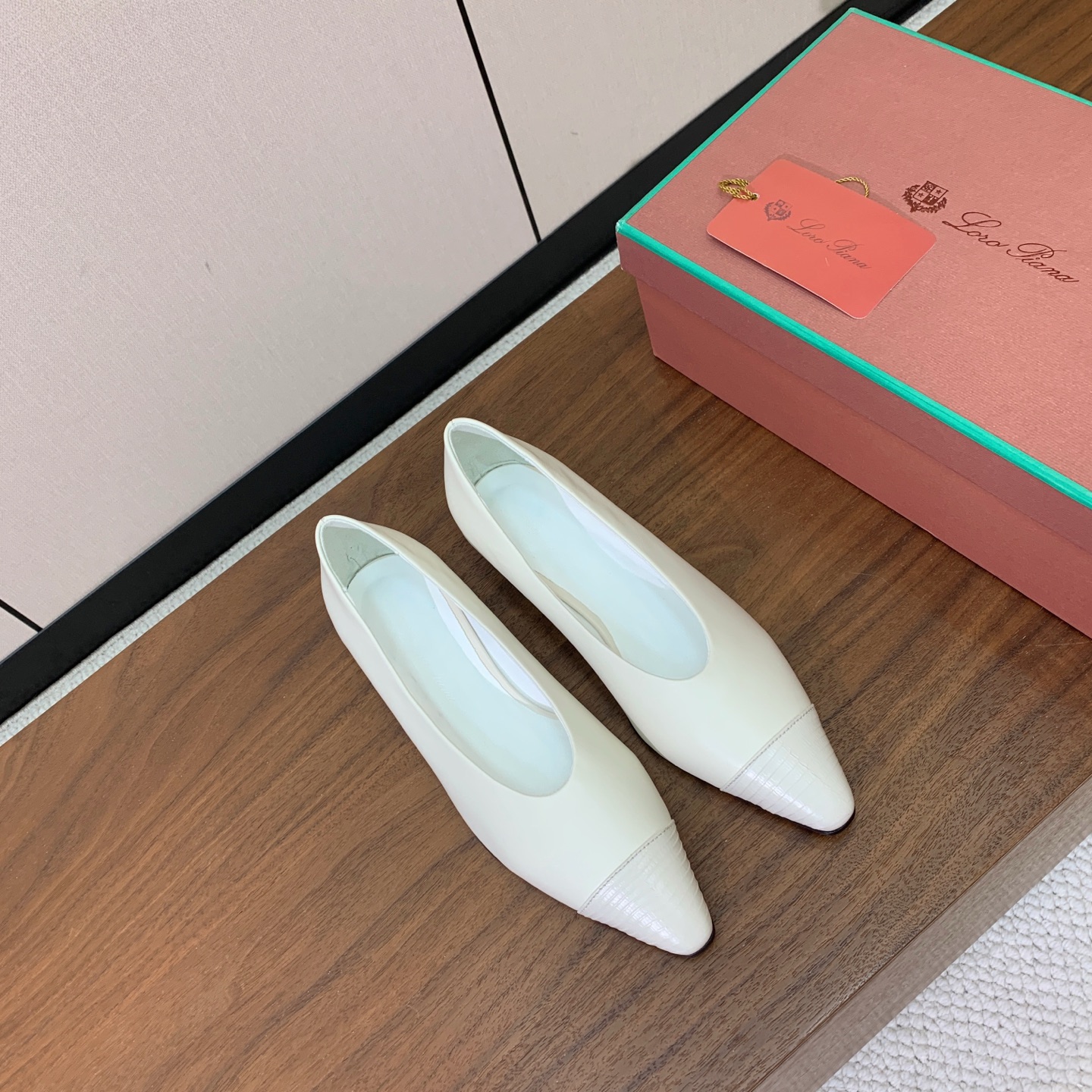 【Loro Piana】拼色单鞋。极简主义风格。属于非常耐看的款式！高级百搭之王。鞋面牛皮。进口真皮大底。 码数：35-