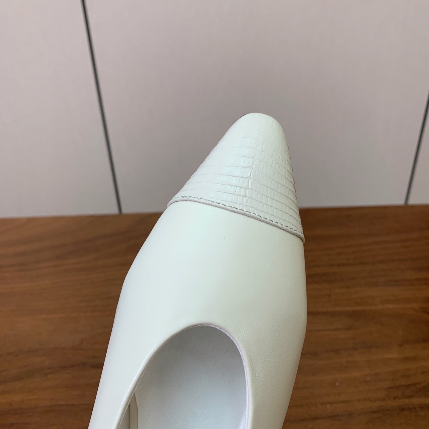 【Loro Piana】拼色单鞋。极简主义风格。属于非常耐看的款式！高级百搭之王。鞋面牛皮。进口真皮大底。 码数：35-