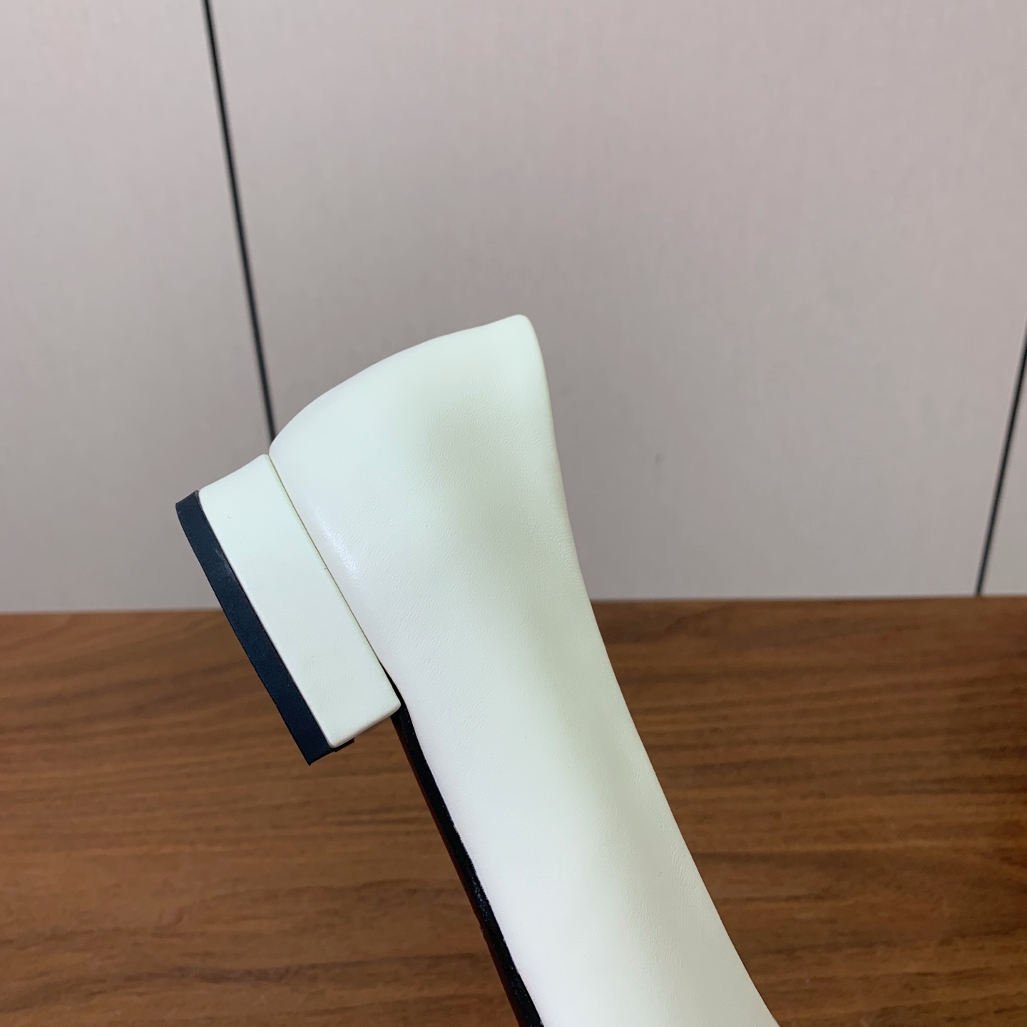 【Loro Piana】拼色单鞋。极简主义风格。属于非常耐看的款式！高级百搭之王。鞋面牛皮。进口真皮大底。 码数：35-