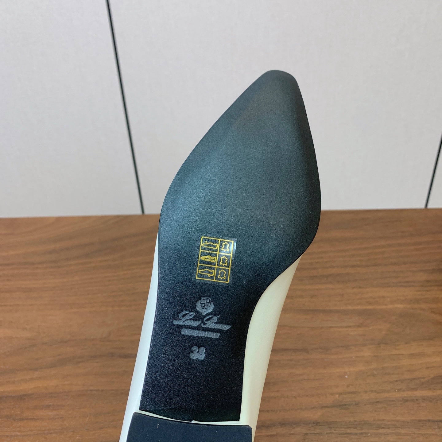 【Loro Piana】拼色单鞋。极简主义风格。属于非常耐看的款式！高级百搭之王。鞋面牛皮。进口真皮大底。 码数：35-