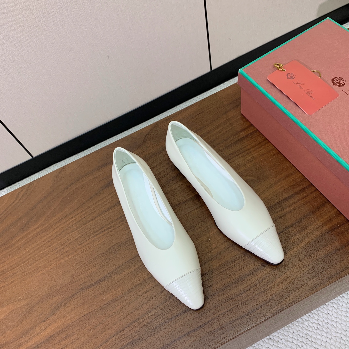 【Loro Piana】拼色单鞋。极简主义风格。属于非常耐看的款式！高级百搭之王。鞋面牛皮。进口真皮大底。 码数：35-