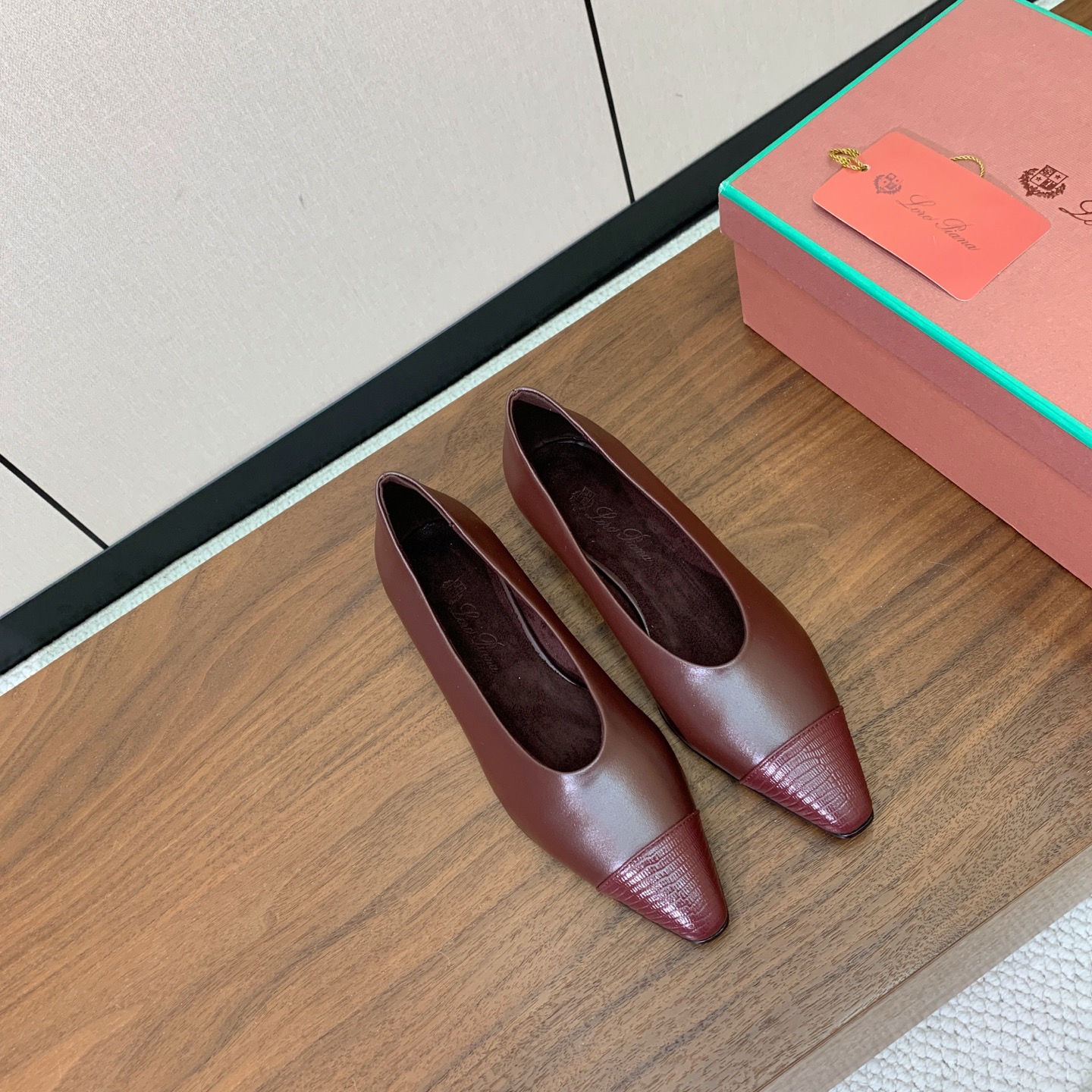 【Loro Piana】拼色单鞋。极简主义风格。属于非常耐看的款式！高级百搭之王。鞋面牛皮。进口真皮大底。 码数：35-