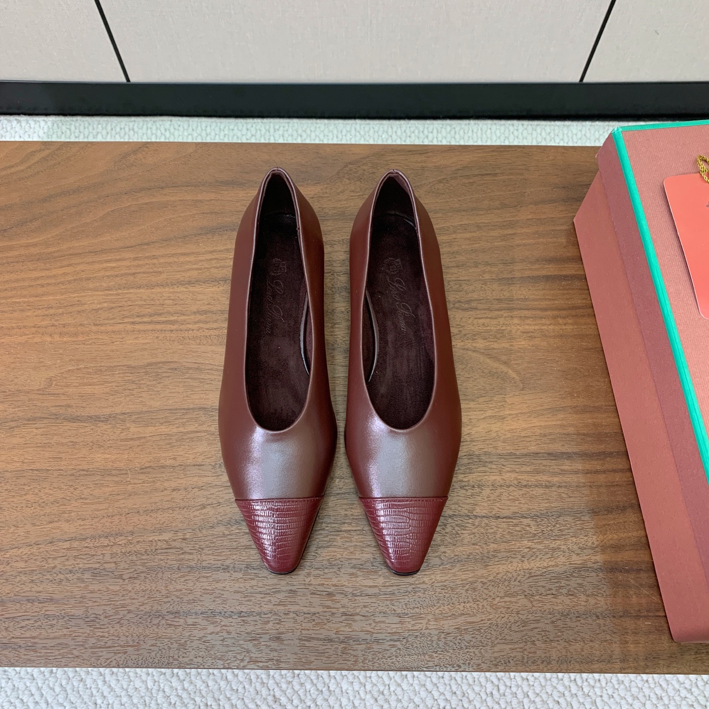 【Loro Piana】拼色单鞋。极简主义风格。属于非常耐看的款式!高级百搭之王。鞋面牛皮。进口真皮大底。 码数:35- 【Loro Piana】拼色单鞋。极简主义风格。属于非常耐看的款式!高级百搭之王。鞋面牛皮。进口真皮大底。 码数:35-