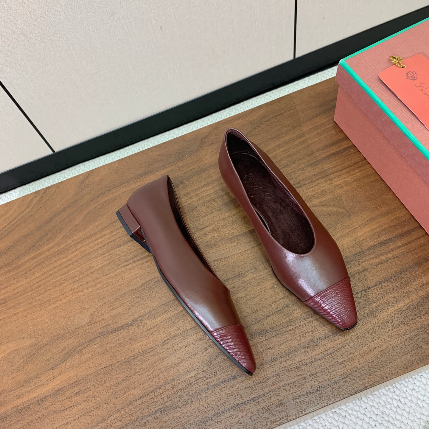 【Loro Piana】拼色单鞋。极简主义风格。属于非常耐看的款式！高级百搭之王。鞋面牛皮。进口真皮大底。 码数：35-