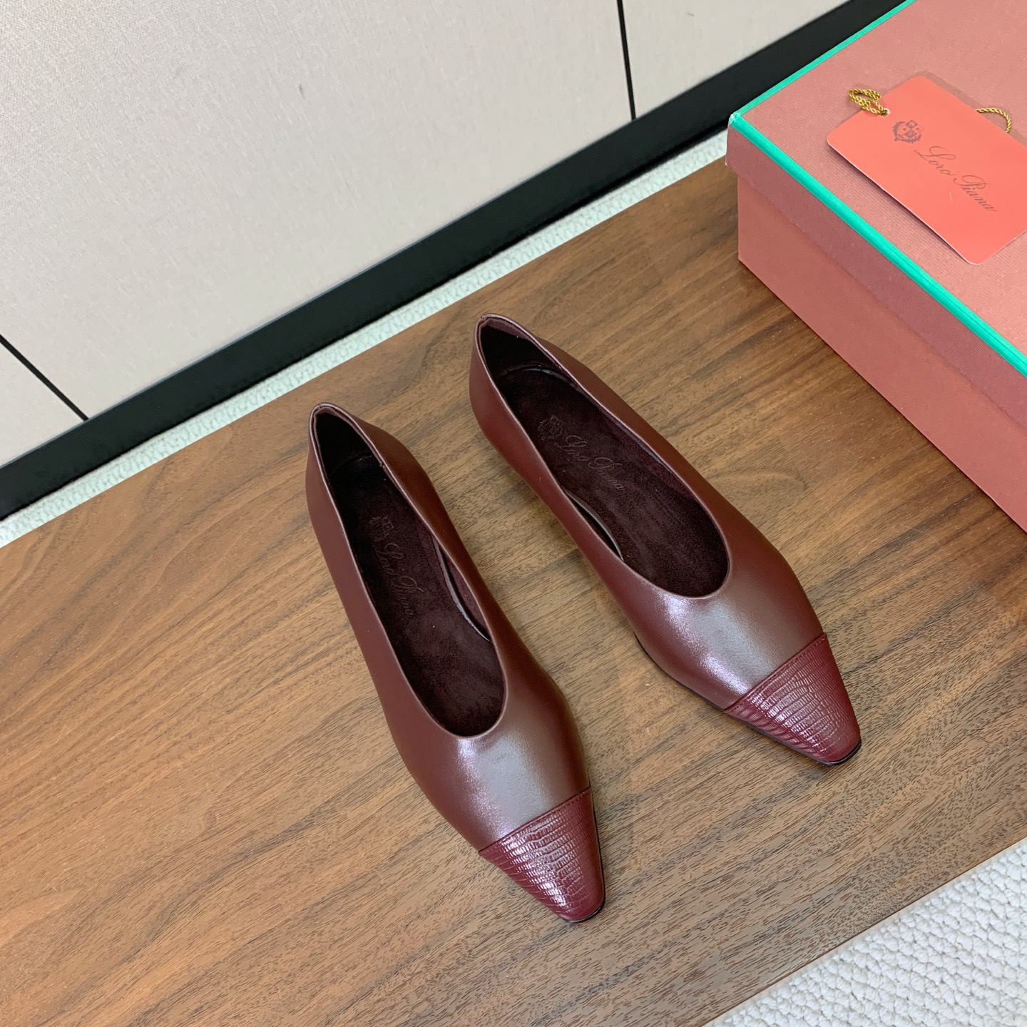 【Loro Piana】拼色单鞋。极简主义风格。属于非常耐看的款式！高级百搭之王。鞋面牛皮。进口真皮大底。 码数：35-