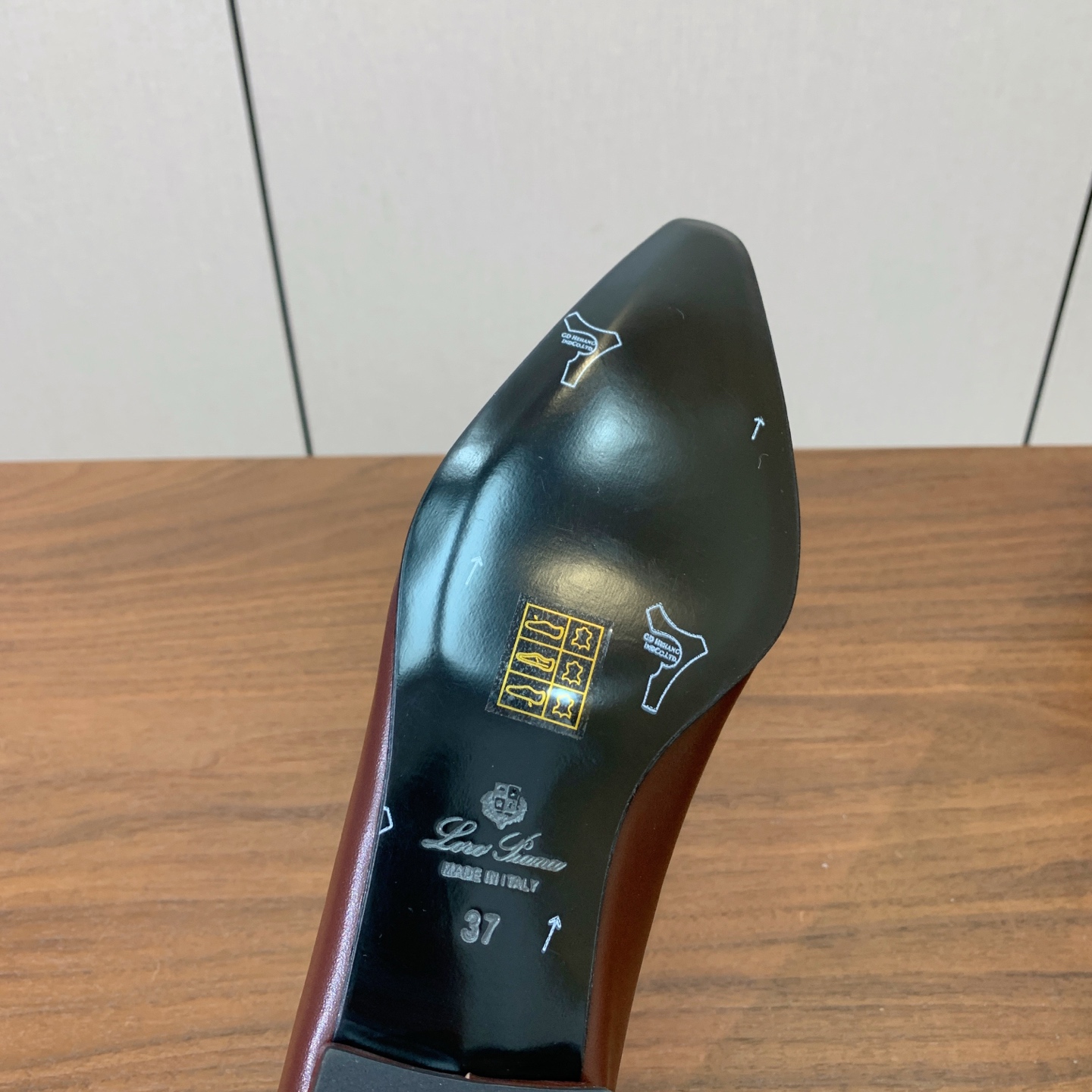 【Loro Piana】拼色单鞋。极简主义风格。属于非常耐看的款式！高级百搭之王。鞋面牛皮。进口真皮大底。 码数：35-