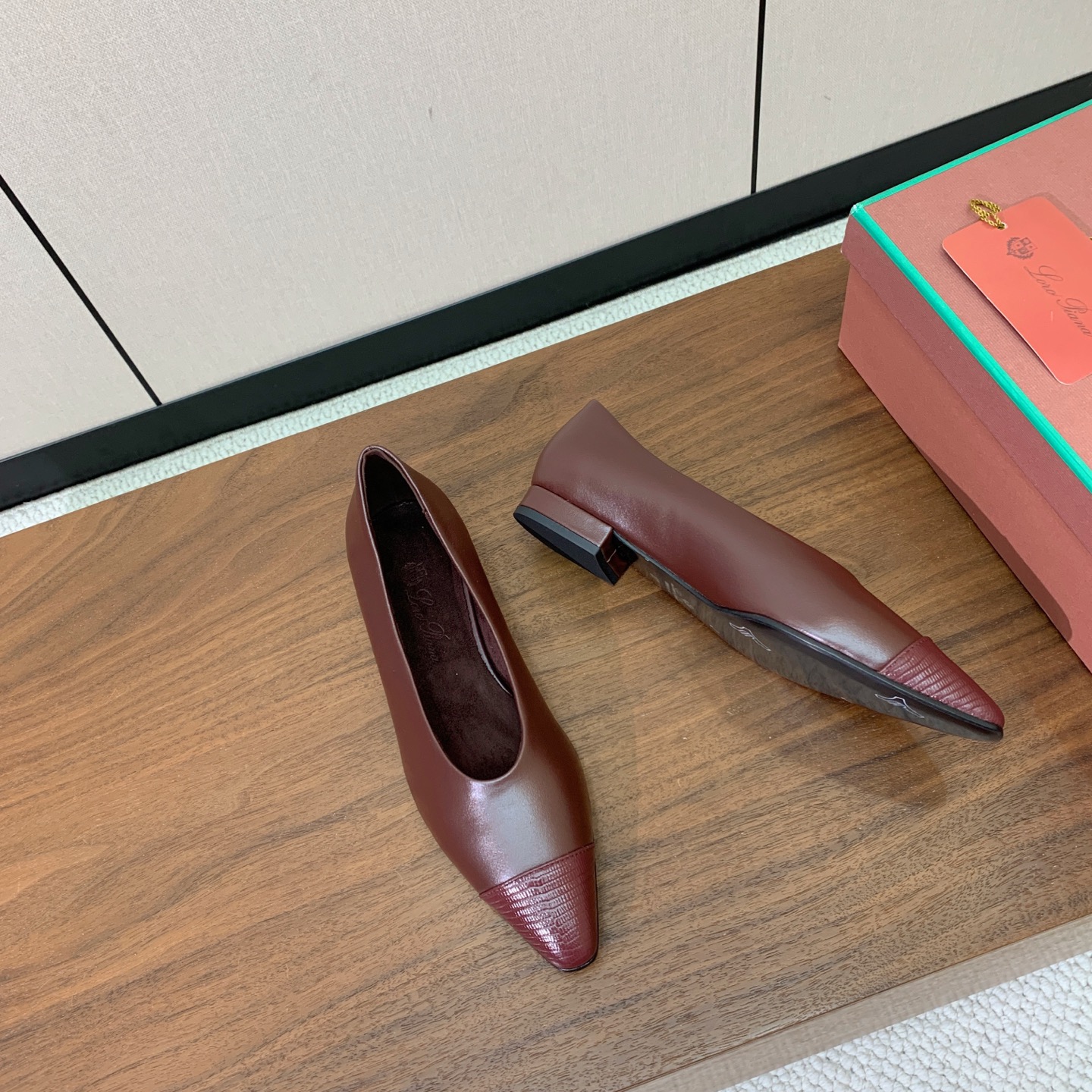 【Loro Piana】拼色单鞋。极简主义风格。属于非常耐看的款式！高级百搭之王。鞋面牛皮。进口真皮大底。 码数：35-