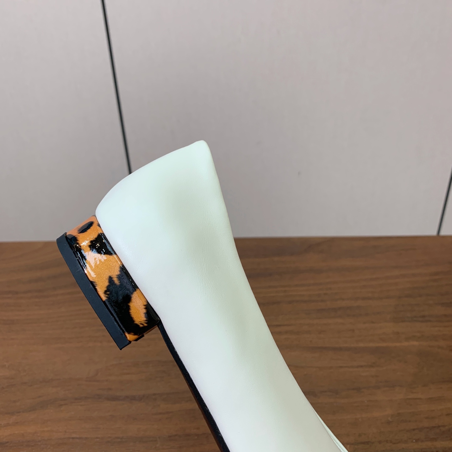 【Loro Piana】拼色单鞋。极简主义风格。属于非常耐看的款式！高级百搭之王。鞋面牛皮。进口真皮大底。 码数：35-