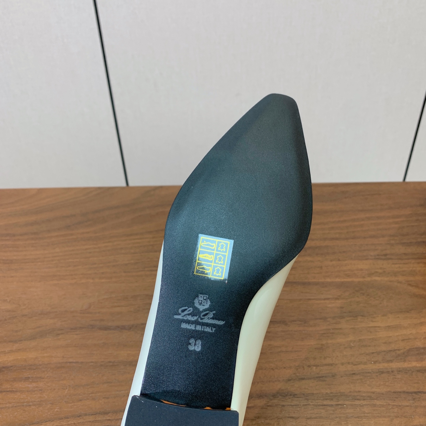【Loro Piana】拼色单鞋。极简主义风格。属于非常耐看的款式！高级百搭之王。鞋面牛皮。进口真皮大底。 码数：35-
