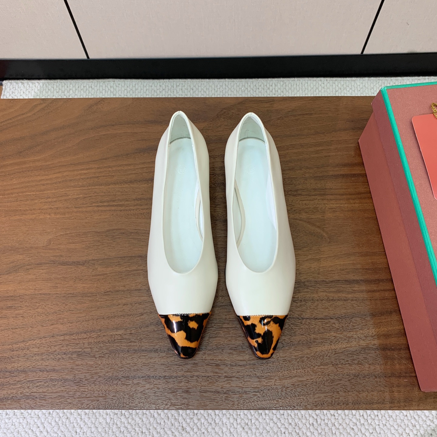 【Loro Piana】拼色单鞋。极简主义风格。属于非常耐看的款式!高级百搭之王。鞋面牛皮。进口真皮大底。 码数:35- 【Loro Piana】拼色单鞋。极简主义风格。属于非常耐看的款式!高级百搭之王。鞋面牛皮。进口真皮大底。 码数:35-