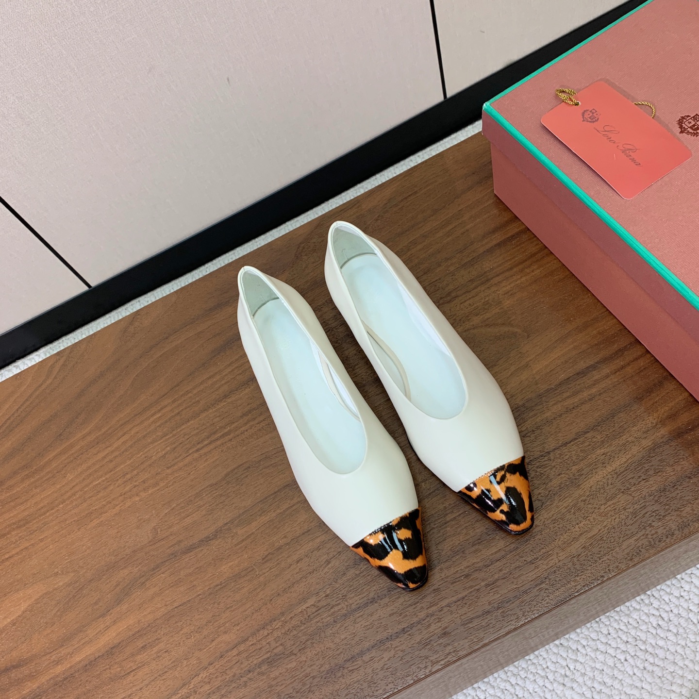 【Loro Piana】拼色单鞋。极简主义风格。属于非常耐看的款式！高级百搭之王。鞋面牛皮。进口真皮大底。 码数：35-