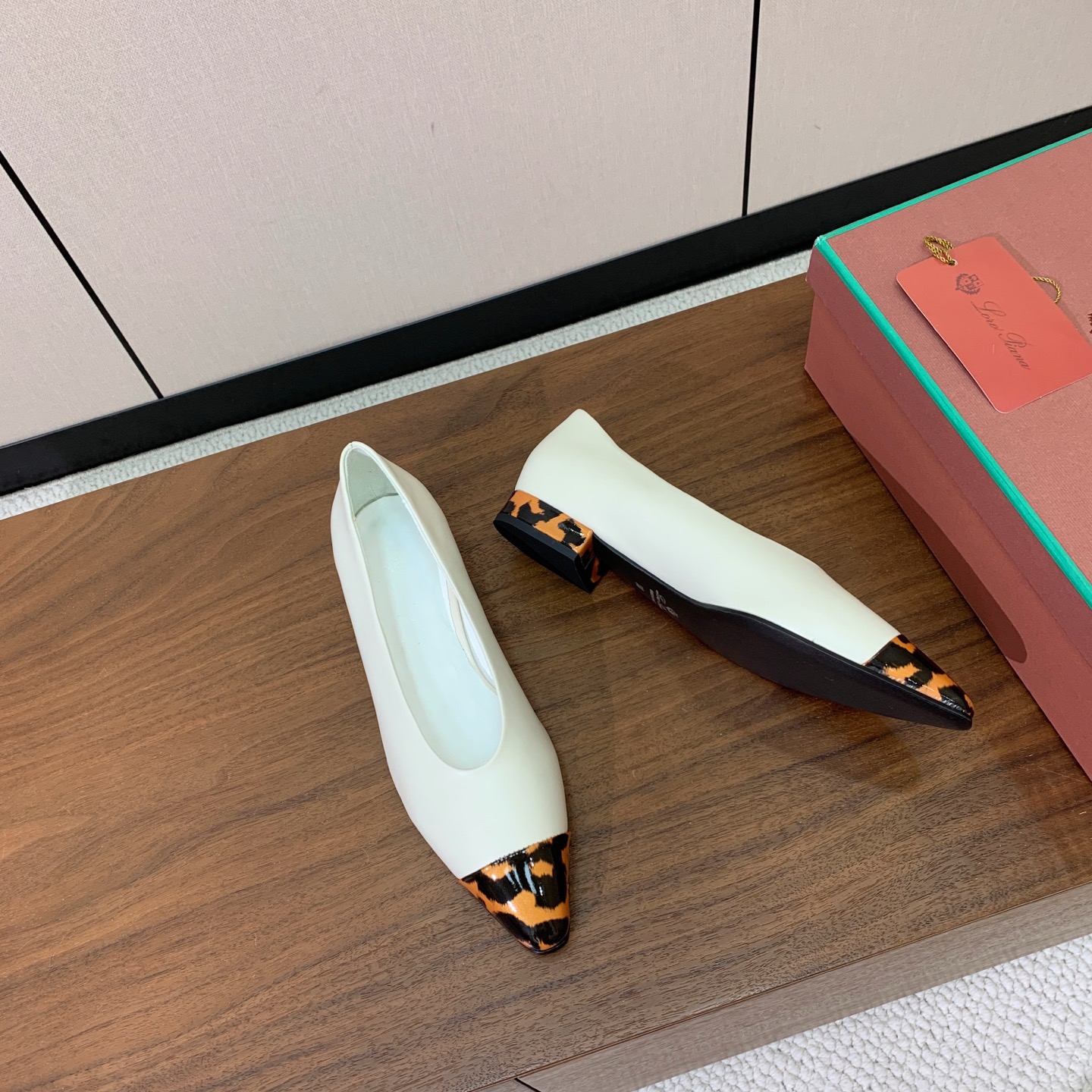 【Loro Piana】拼色单鞋。极简主义风格。属于非常耐看的款式！高级百搭之王。鞋面牛皮。进口真皮大底。 码数：35-