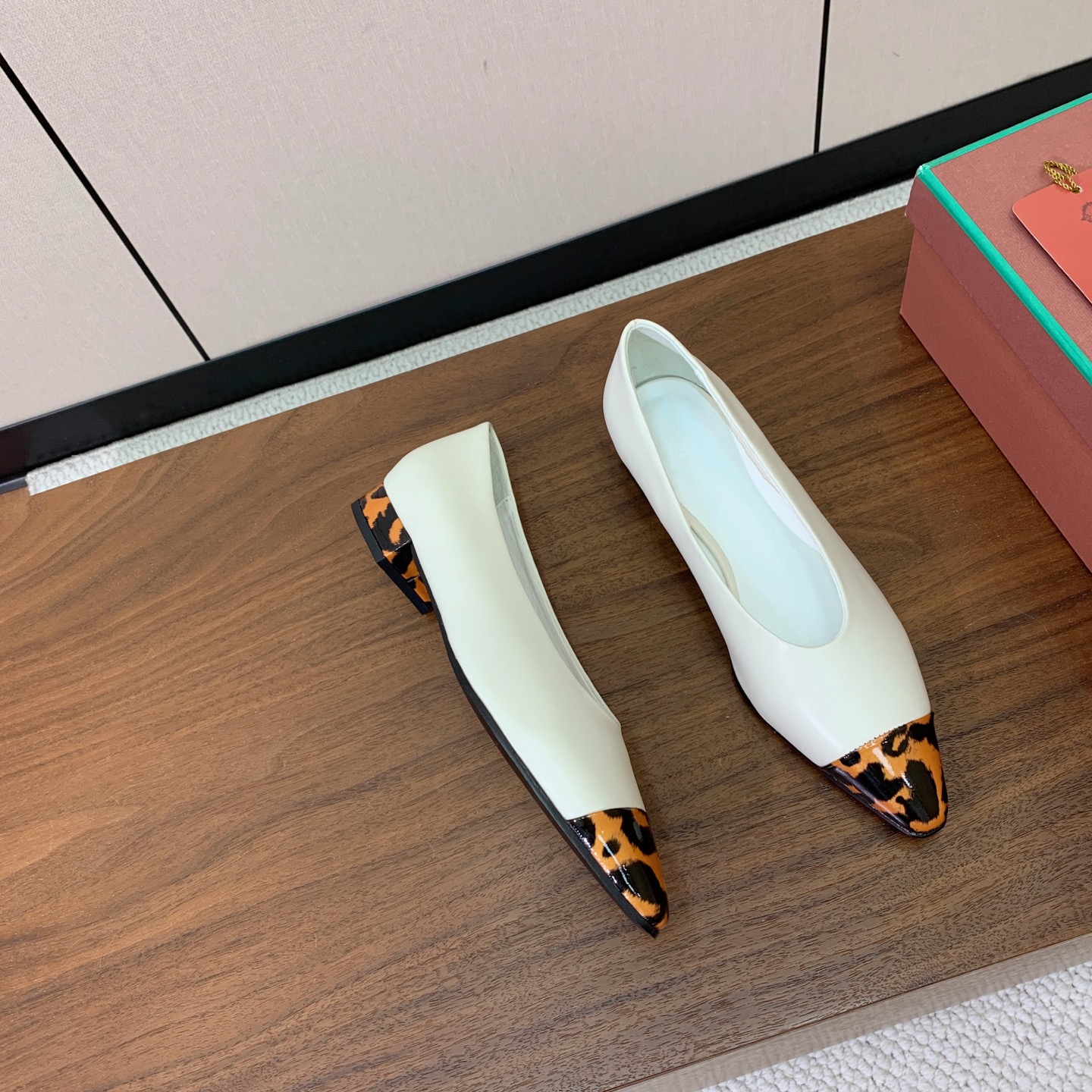 【Loro Piana】拼色单鞋。极简主义风格。属于非常耐看的款式！高级百搭之王。鞋面牛皮。进口真皮大底。 码数：35-