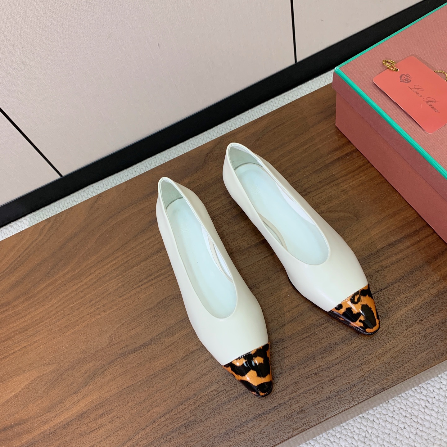 【Loro Piana】拼色单鞋。极简主义风格。属于非常耐看的款式！高级百搭之王。鞋面牛皮。进口真皮大底。 码数：35-