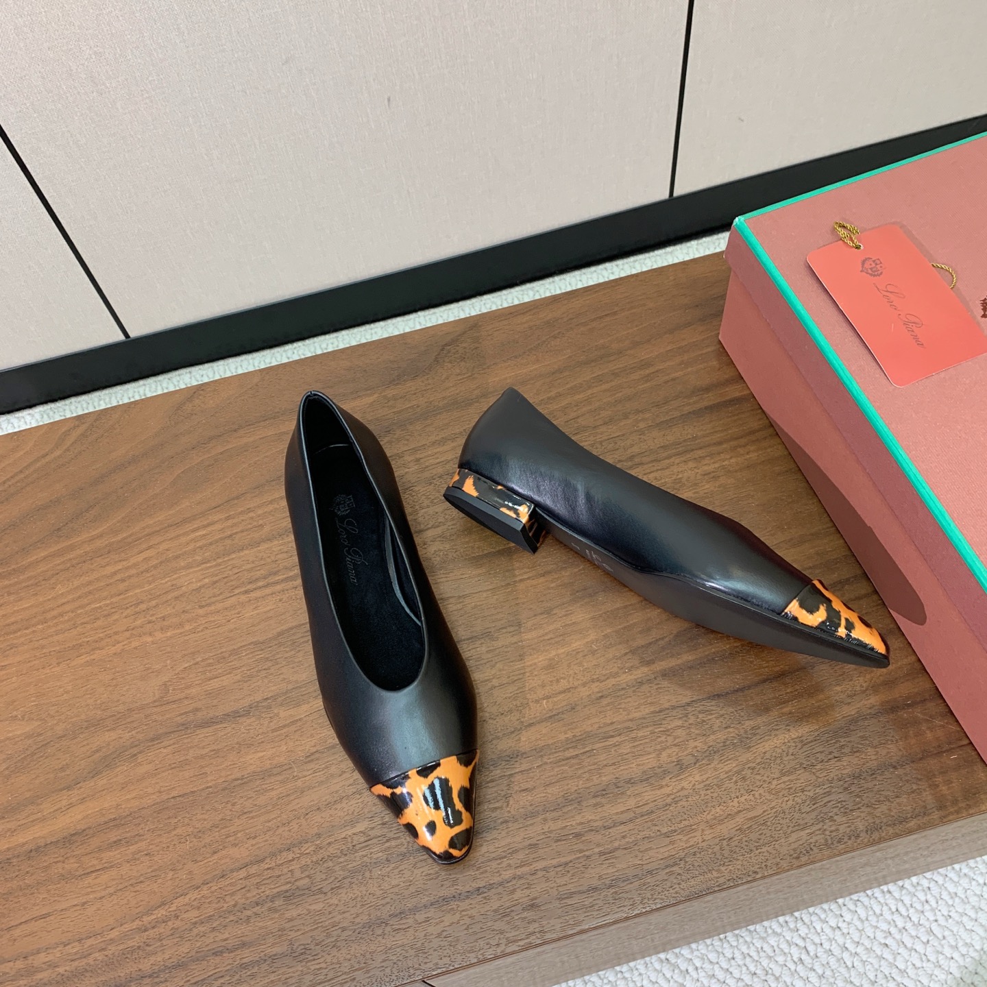 【Loro Piana】拼色单鞋。极简主义风格。属于非常耐看的款式！高级百搭之王。鞋面牛皮。进口真皮大底。 码数：35-