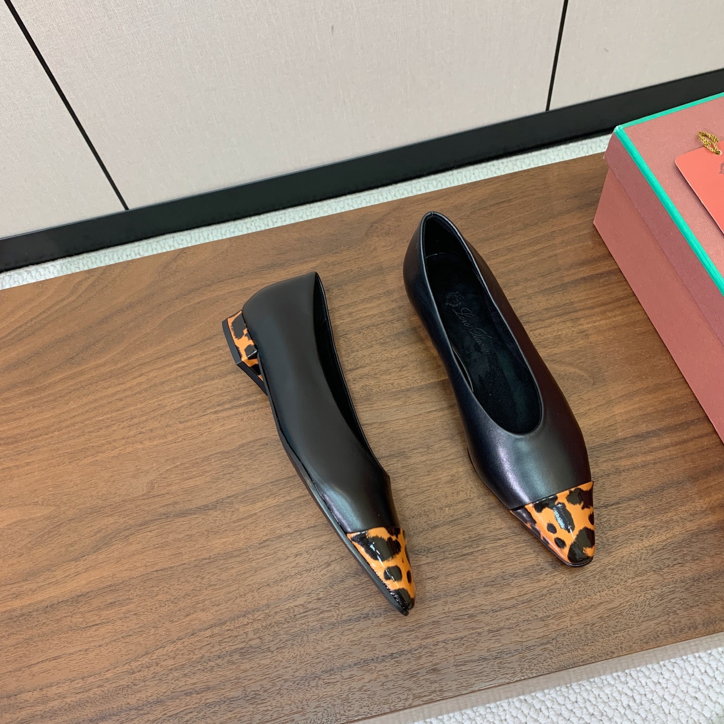 【Loro Piana】拼色单鞋。极简主义风格。属于非常耐看的款式！高级百搭之王。鞋面牛皮。进口真皮大底。 码数：35-