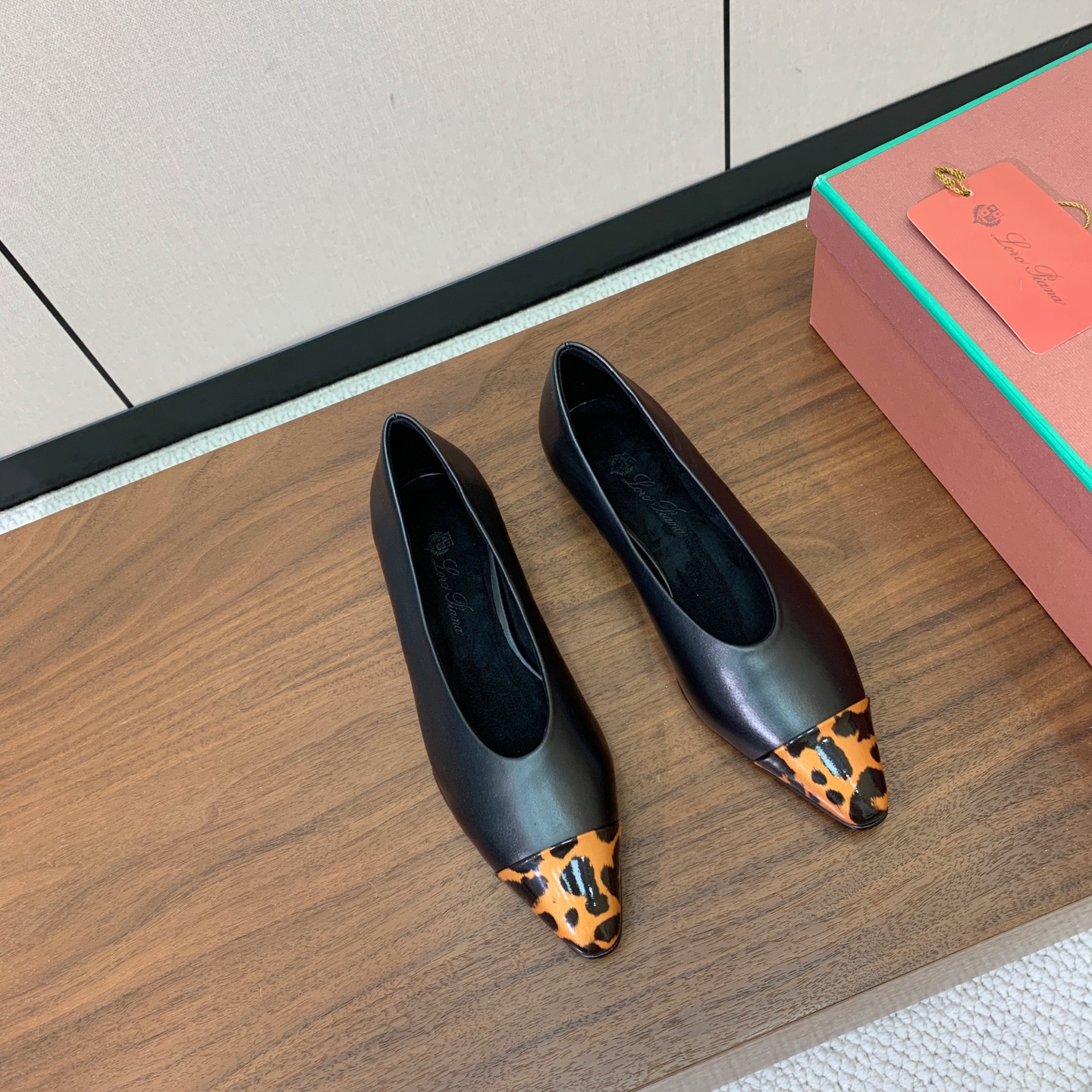 【Loro Piana】拼色单鞋。极简主义风格。属于非常耐看的款式！高级百搭之王。鞋面牛皮。进口真皮大底。 码数：35-