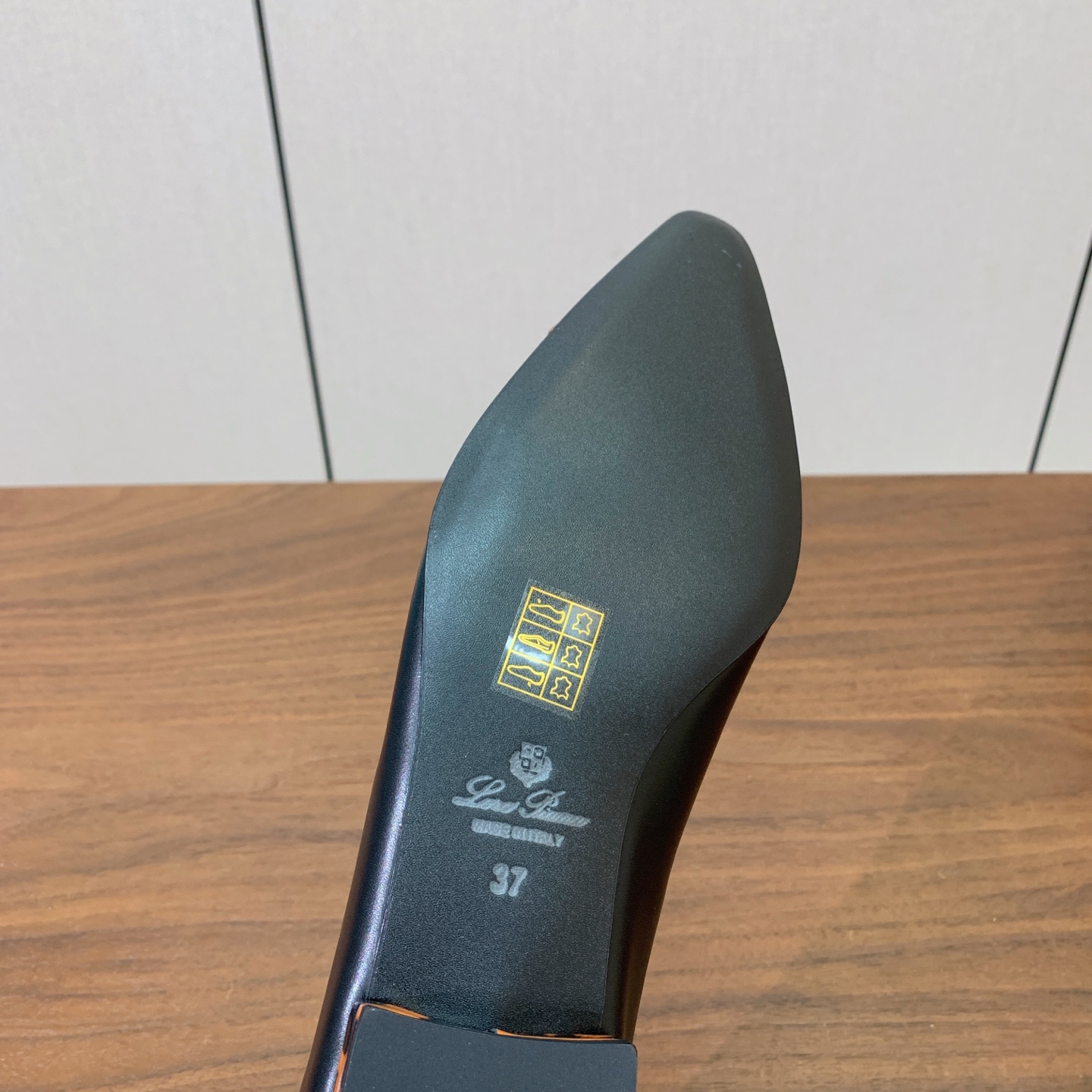 【Loro Piana】拼色单鞋。极简主义风格。属于非常耐看的款式！高级百搭之王。鞋面牛皮。进口真皮大底。 码数：35-