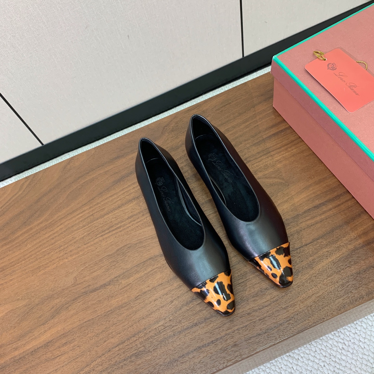 【Loro Piana】拼色单鞋。极简主义风格。属于非常耐看的款式！高级百搭之王。鞋面牛皮。进口真皮大底。 码数：35-