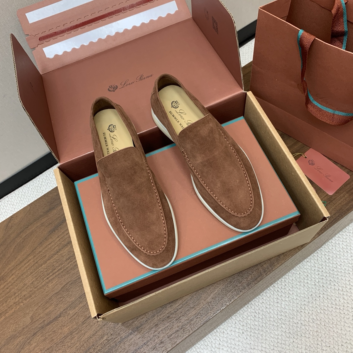【Loro Piana】顶级版本男款乐福鞋,原版一比一。品牌低调奢华柔软一贯纯色简约的设计风格。皮质柔软舒适度极高 材质 【Loro Piana】顶级版本男款乐福鞋,原版一比一。品牌低调奢华柔软一贯纯色简约的设计风格。皮质柔软舒适度极高 材质