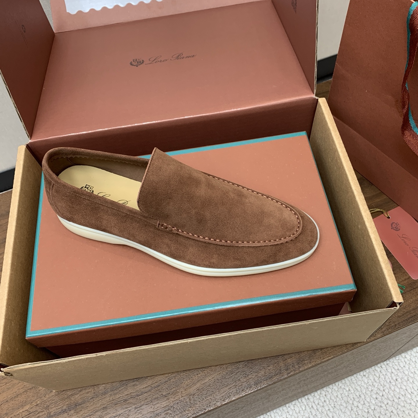 【Loro Piana】顶级版本男款乐福鞋,原版一比一。品牌低调奢华柔软一贯纯色简约的设计风格。皮质柔软舒适度极高 材质 【Loro Piana】顶级版本男款乐福鞋,原版一比一。品牌低调奢华柔软一贯纯色简约的设计风格。皮质柔软舒适度极高 材质