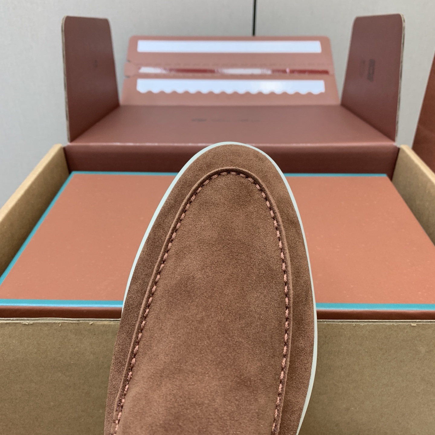 【Loro Piana】顶级版本男款乐福鞋,原版一比一。品牌低调奢华柔软一贯纯色简约的设计风格。皮质柔软舒适度极高 材质 【Loro Piana】顶级版本男款乐福鞋,原版一比一。品牌低调奢华柔软一贯纯色简约的设计风格。皮质柔软舒适度极高 材质
