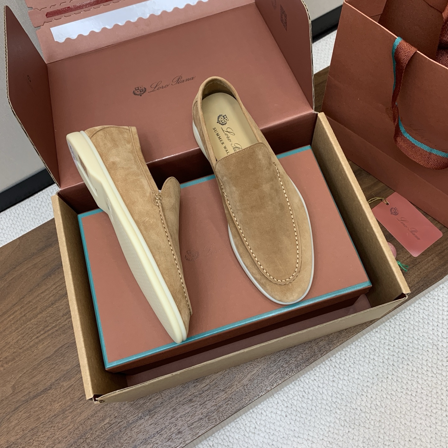 【Loro Piana】顶级版本男款乐福鞋,原版一比一。品牌低调奢华柔软一贯纯色简约的设计风格。皮质柔软舒适度极高 材质 【Loro Piana】顶级版本男款乐福鞋,原版一比一。品牌低调奢华柔软一贯纯色简约的设计风格。皮质柔软舒适度极高 材质