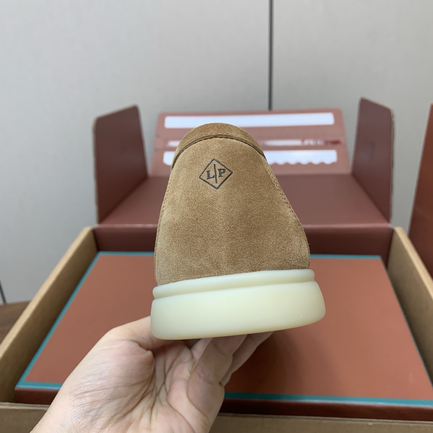 【Loro Piana】顶级版本男款乐福鞋,原版一比一。品牌低调奢华柔软一贯纯色简约的设计风格。皮质柔软舒适度极高 材质 【Loro Piana】顶级版本男款乐福鞋,原版一比一。品牌低调奢华柔软一贯纯色简约的设计风格。皮质柔软舒适度极高 材质