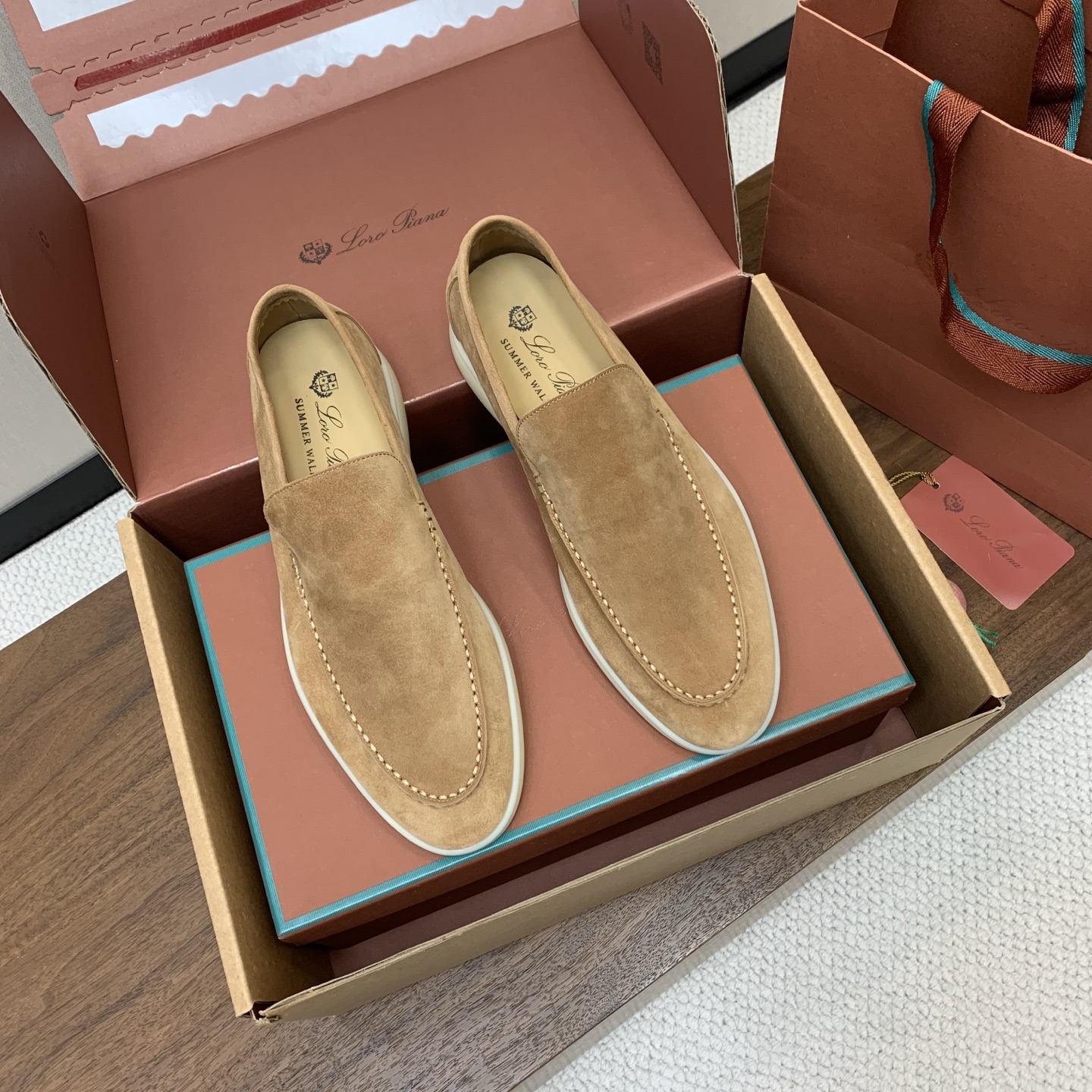 【Loro Piana】顶级版本男款乐福鞋,原版一比一。品牌低调奢华柔软一贯纯色简约的设计风格。皮质柔软舒适度极高 材质 【Loro Piana】顶级版本男款乐福鞋,原版一比一。品牌低调奢华柔软一贯纯色简约的设计风格。皮质柔软舒适度极高 材质