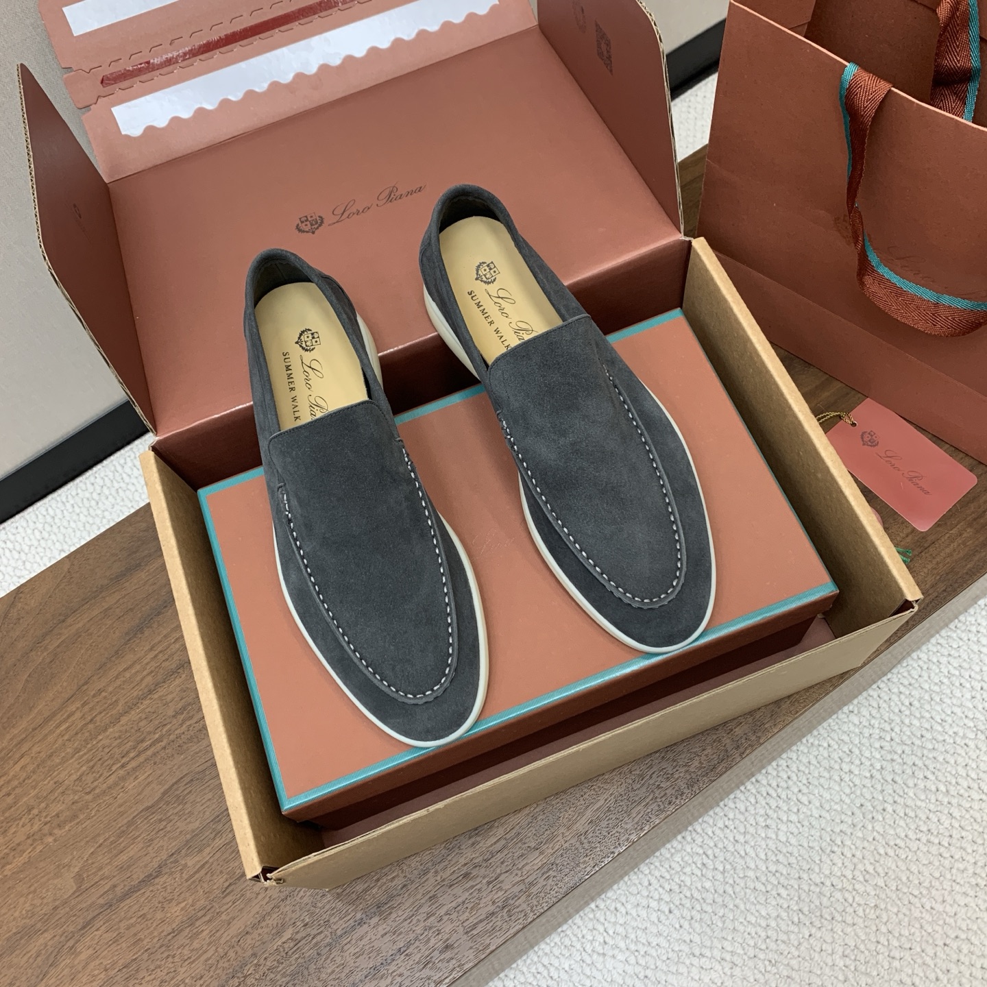 【Loro Piana】顶级版本男款乐福鞋,原版一比一。品牌低调奢华柔软一贯纯色简约的设计风格。皮质柔软舒适度极高 材质 【Loro Piana】顶级版本男款乐福鞋,原版一比一。品牌低调奢华柔软一贯纯色简约的设计风格。皮质柔软舒适度极高 材质