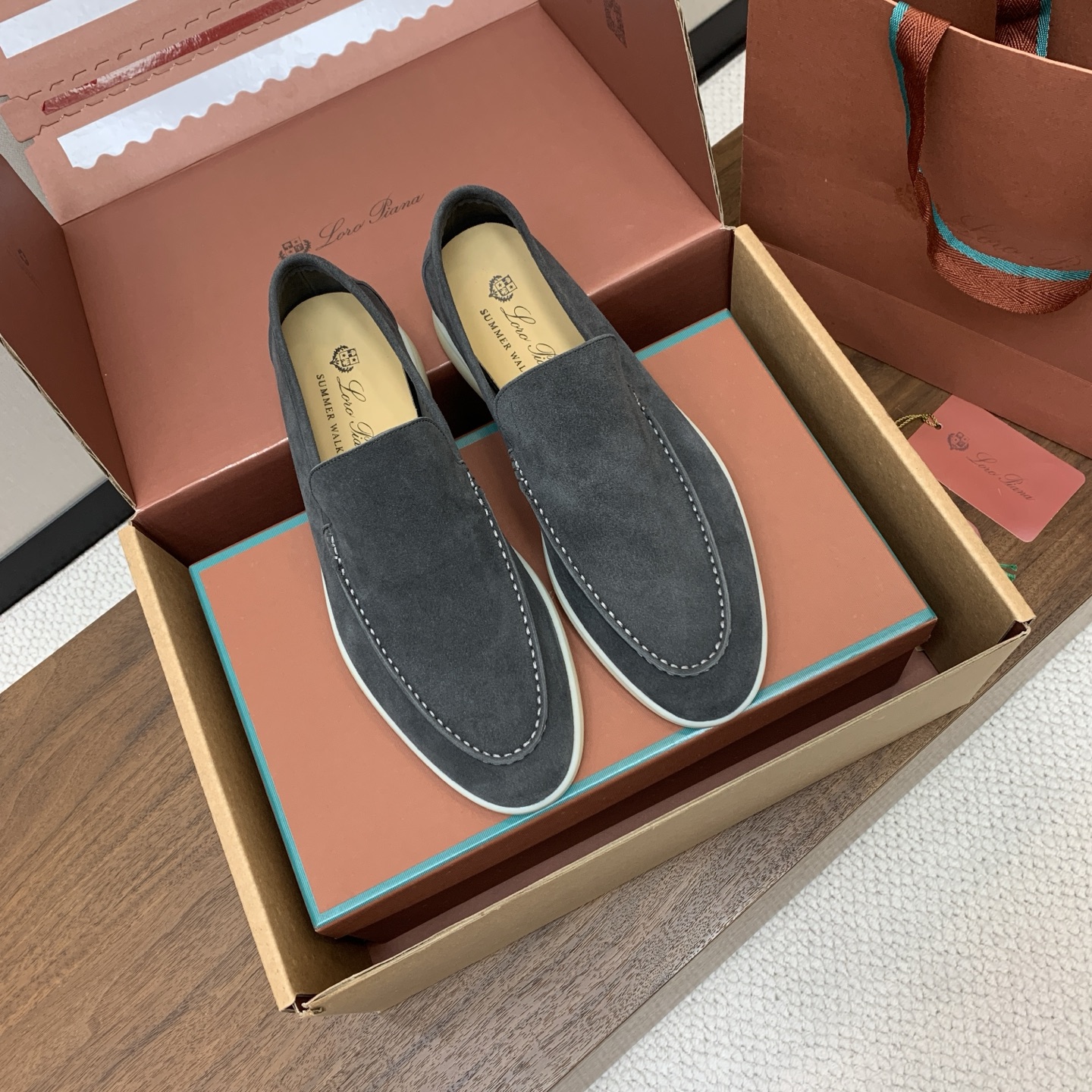 【Loro Piana】顶级版本男款乐福鞋,原版一比一。品牌低调奢华柔软一贯纯色简约的设计风格。皮质柔软舒适度极高 材质 【Loro Piana】顶级版本男款乐福鞋,原版一比一。品牌低调奢华柔软一贯纯色简约的设计风格。皮质柔软舒适度极高 材质