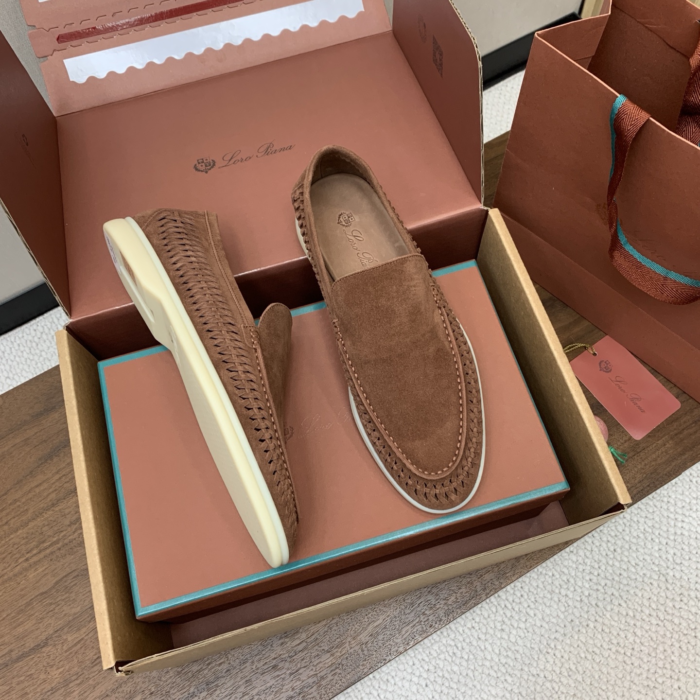 【Loro Piana】顶级版本男款编织乐福鞋,原版一比一。品牌低调奢华柔软一贯纯色简约的设计风格。皮质柔软舒适度极高 【Loro Piana】顶级版本男款编织乐福鞋,原版一比一。品牌低调奢华柔软一贯纯色简约的设计风格。皮质柔软舒适度极高