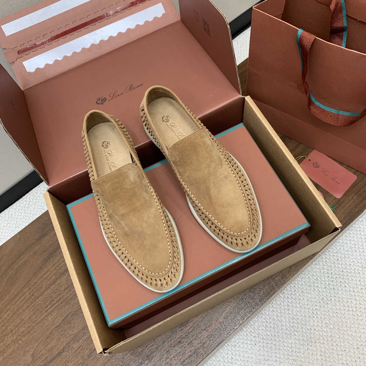 【Loro Piana】顶级版本男款编织乐福鞋,原版一比一。品牌低调奢华柔软一贯纯色简约的设计风格。皮质柔软舒适度极高 【Loro Piana】顶级版本男款编织乐福鞋,原版一比一。品牌低调奢华柔软一贯纯色简约的设计风格。皮质柔软舒适度极高