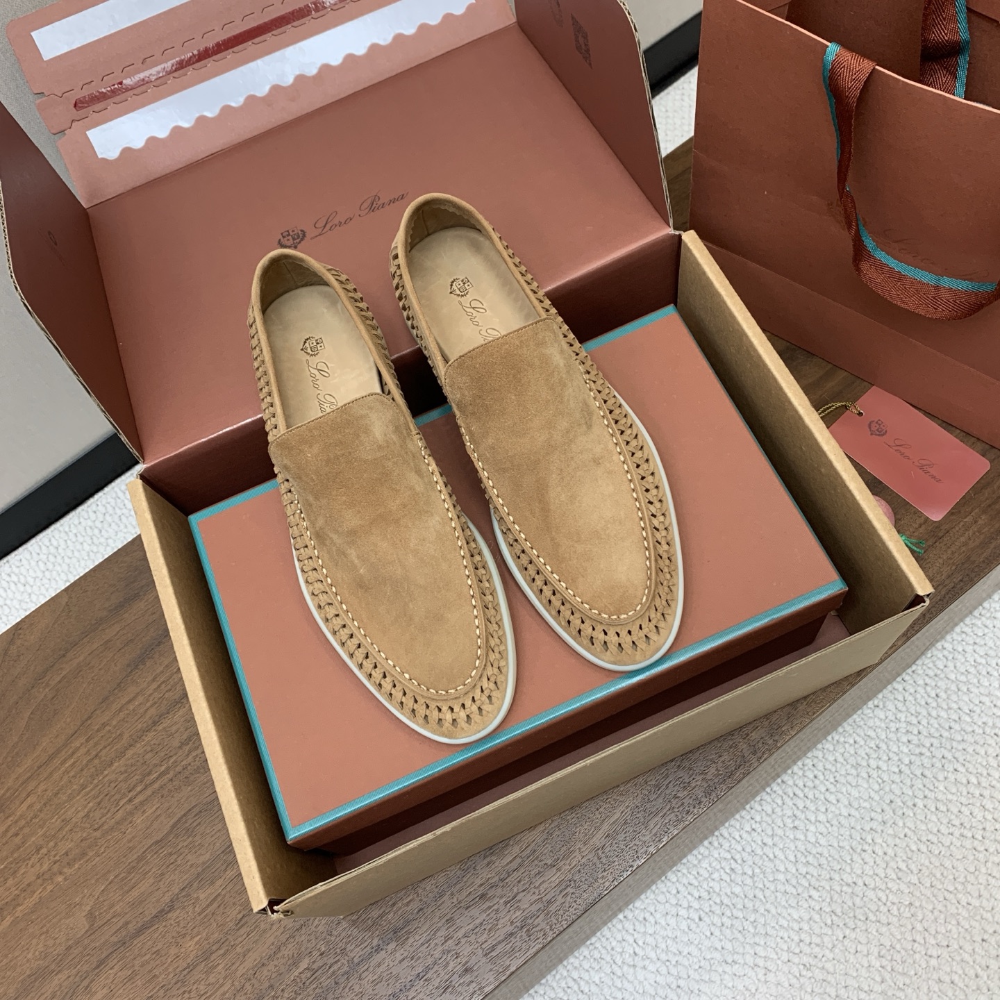 【Loro Piana】顶级版本男款编织乐福鞋,原版一比一。品牌低调奢华柔软一贯纯色简约的设计风格。皮质柔软舒适度极高 【Loro Piana】顶级版本男款编织乐福鞋,原版一比一。品牌低调奢华柔软一贯纯色简约的设计风格。皮质柔软舒适度极高