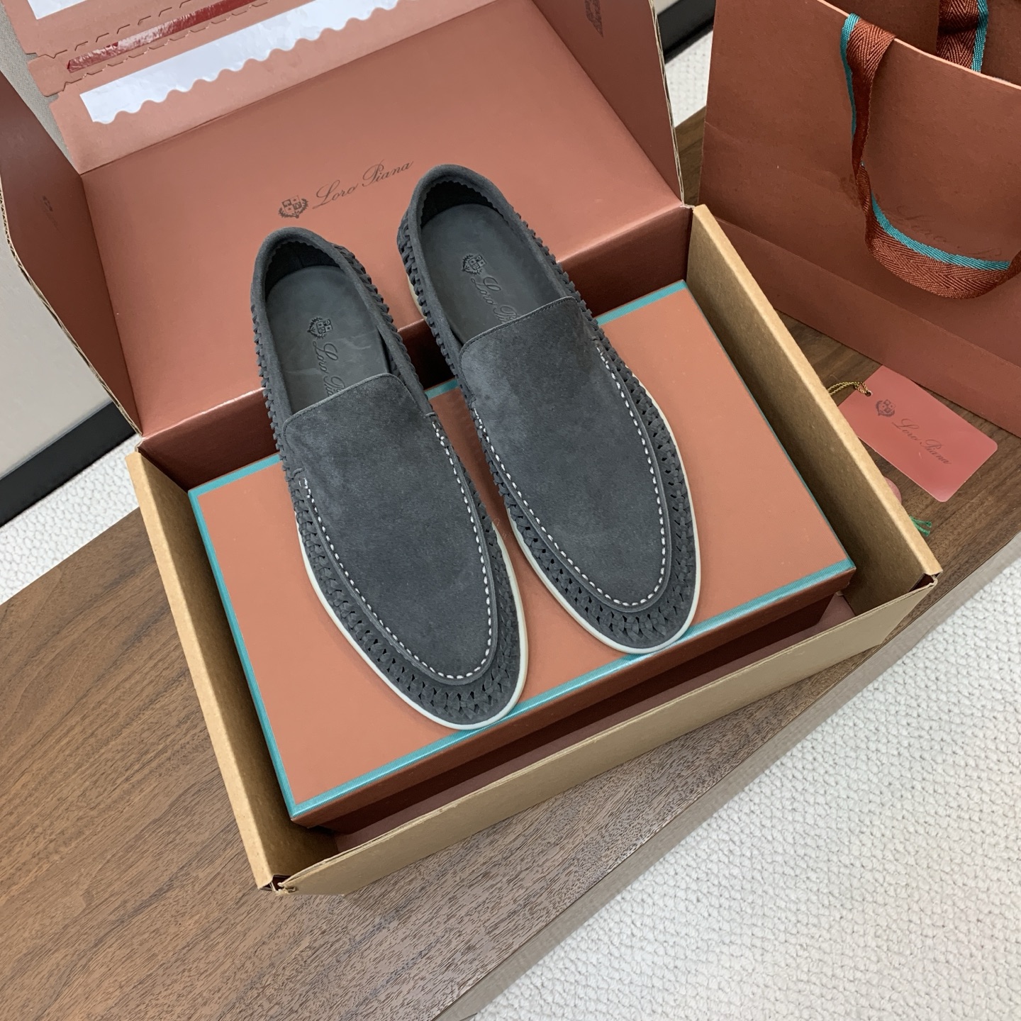 【Loro Piana】顶级版本男款编织乐福鞋,原版一比一。品牌低调奢华柔软一贯纯色简约的设计风格。皮质柔软舒适度极高 【Loro Piana】顶级版本男款编织乐福鞋,原版一比一。品牌低调奢华柔软一贯纯色简约的设计风格。皮质柔软舒适度极高