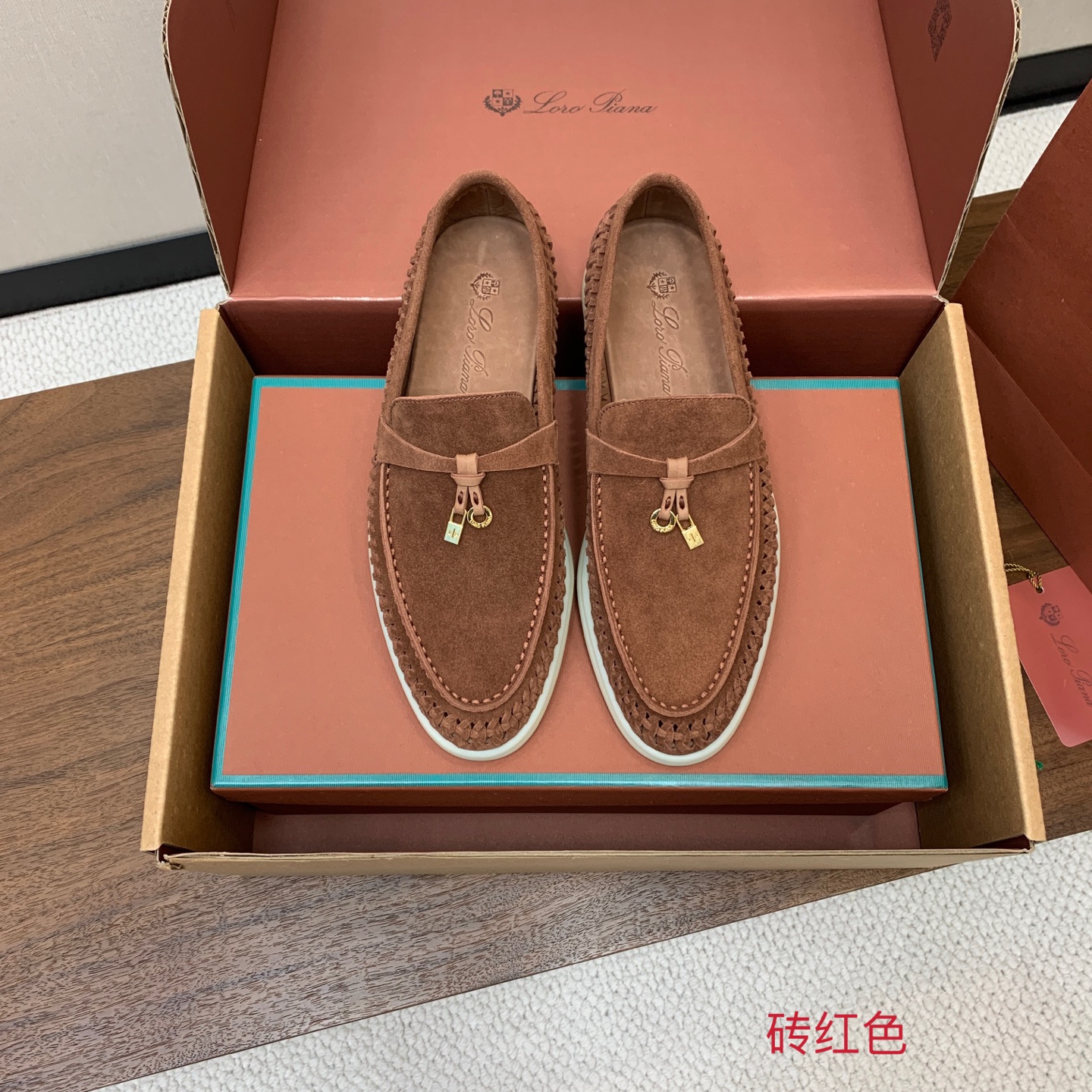 【Loro Piana】顶级版编织乐福鞋,原版一比一。品牌低调奢华柔软一贯纯色简约的设计风格。皮质柔软舒适度极高 材质: 【Loro Piana】顶级版编织乐福鞋,原版一比一。品牌低调奢华柔软一贯纯色简约的设计风格。皮质柔软舒适度极高 材质: