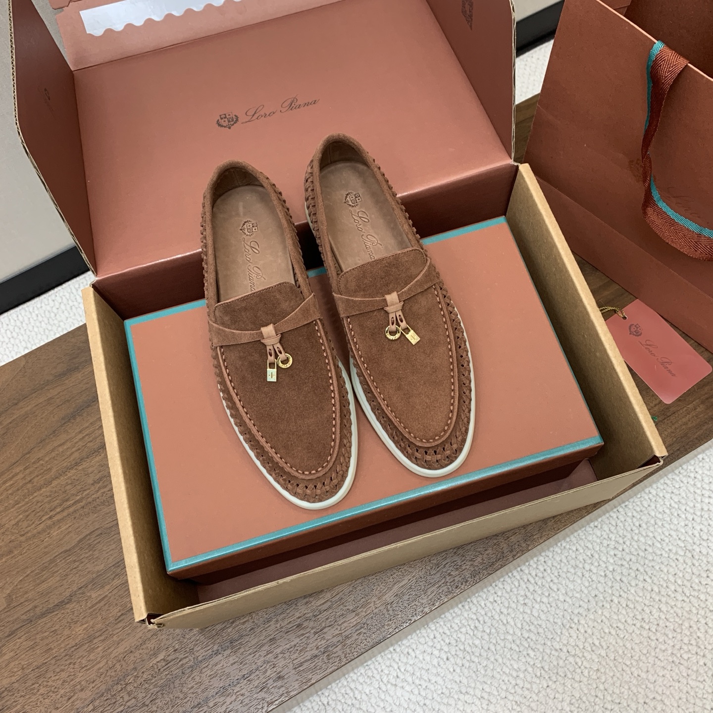 【Loro Piana】顶级版编织乐福鞋,原版一比一。品牌低调奢华柔软一贯纯色简约的设计风格。皮质柔软舒适度极高 材质: 【Loro Piana】顶级版编织乐福鞋,原版一比一。品牌低调奢华柔软一贯纯色简约的设计风格。皮质柔软舒适度极高 材质: